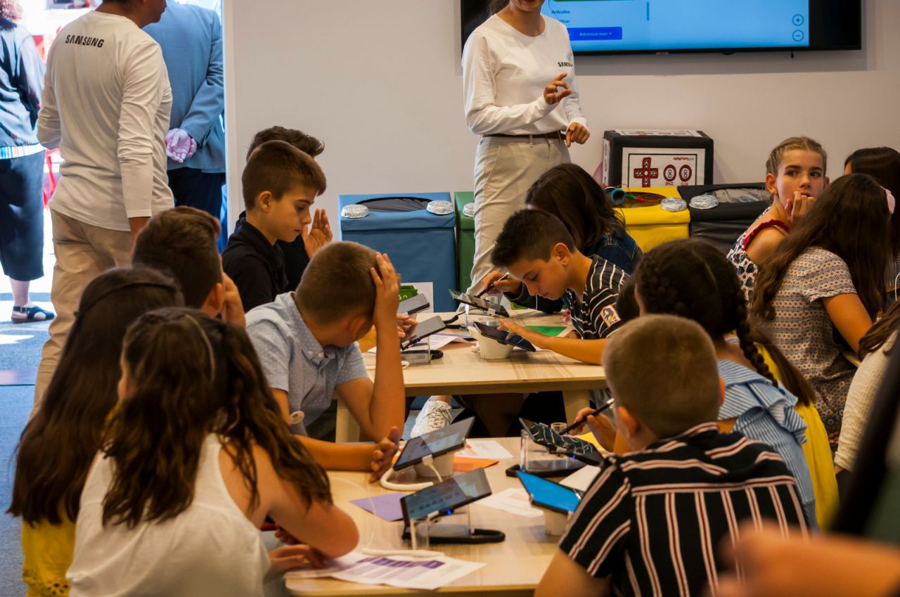 La reina ha visitado uno de los talleres dirigidos a colegios de Samsung, patrocinador tecnológico de la feria. 