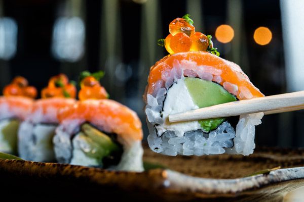 Salmón tataki roll