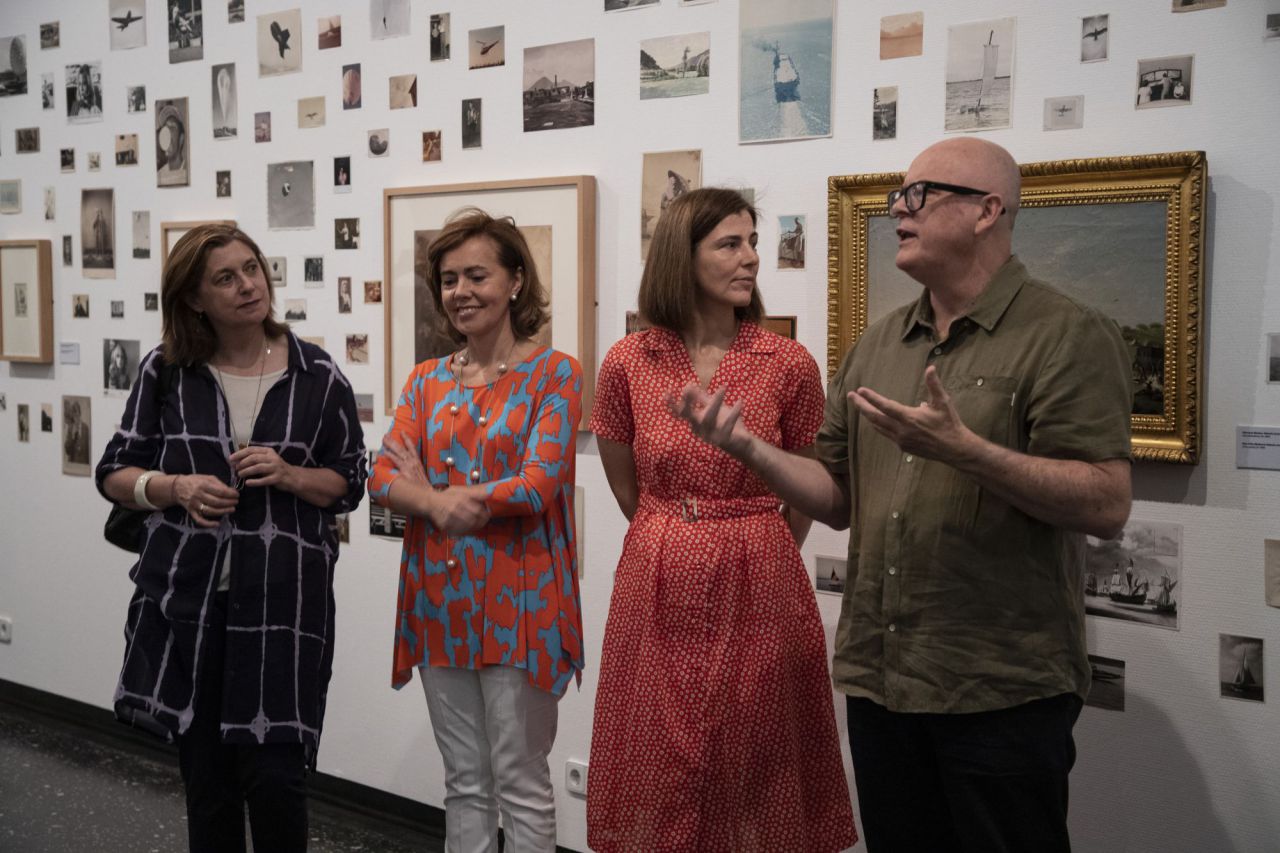 Patrick Pound explica los detalles de su obra durante la presentación de la exposición.