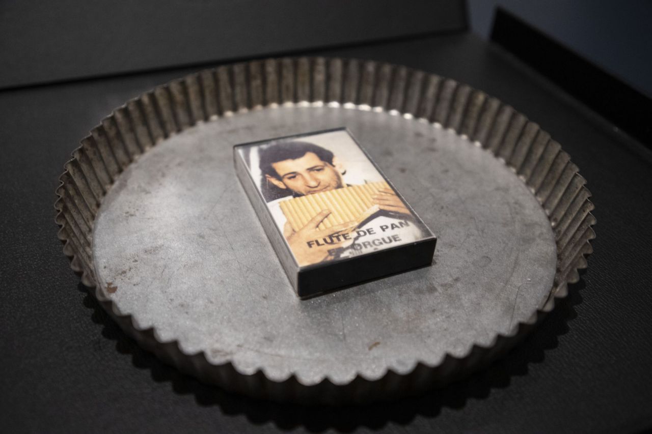 Una cinta de cassette de música.