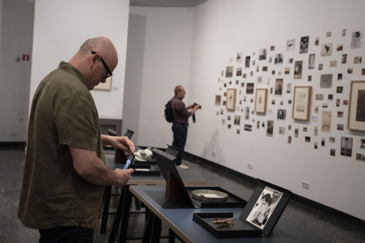 El artista Patrick Pound repasando la exposición.