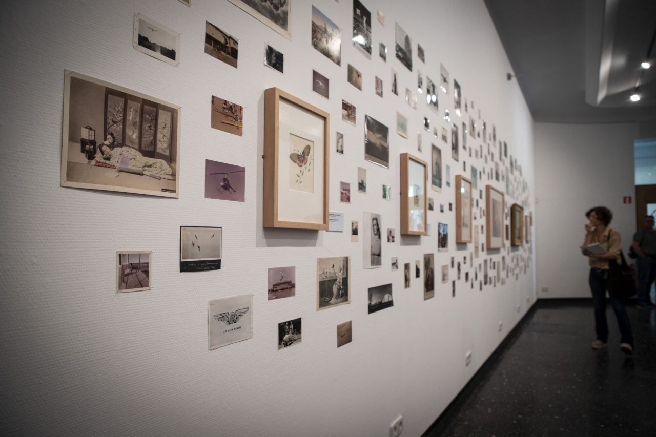 Fotografías y dibujos de distintos estilos y tamaños expuestos en el museo. 