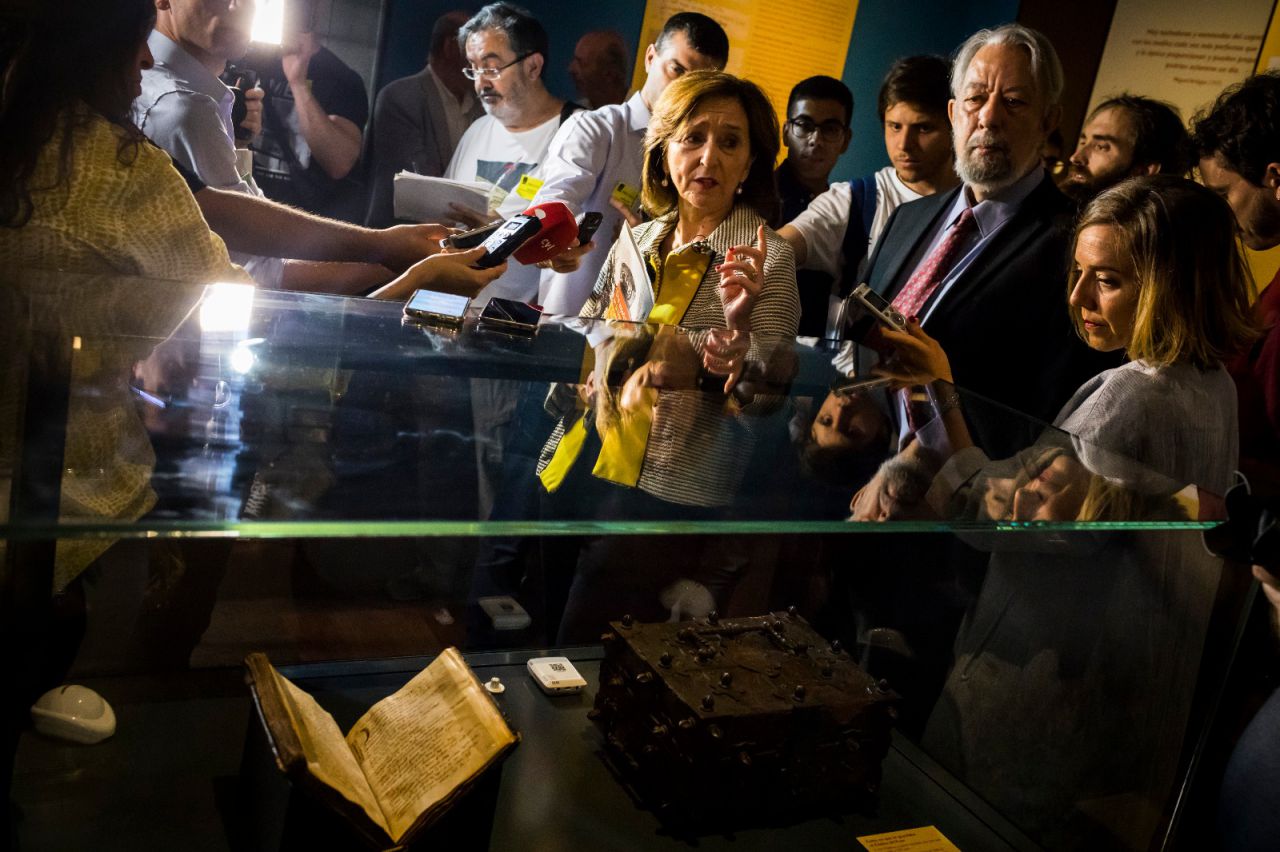 La directora de la BNE, Ana Santos, y el presidente de la Fundación Ramón Menéndez Pidal, Jesús Antonio Cid.