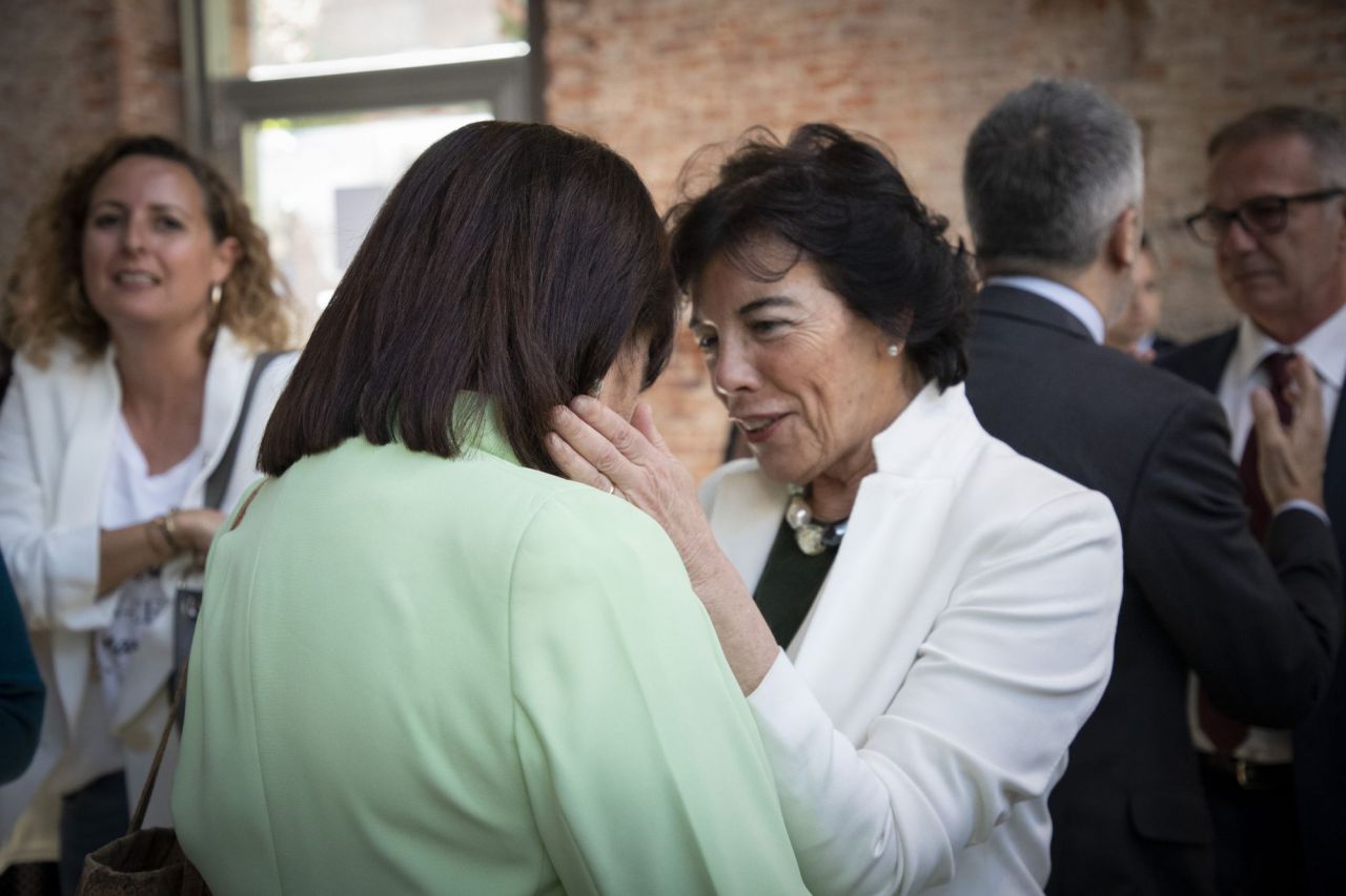 La ministra Isabel Celaá junto a la presidenta del PSOE, Cristina Narbona.