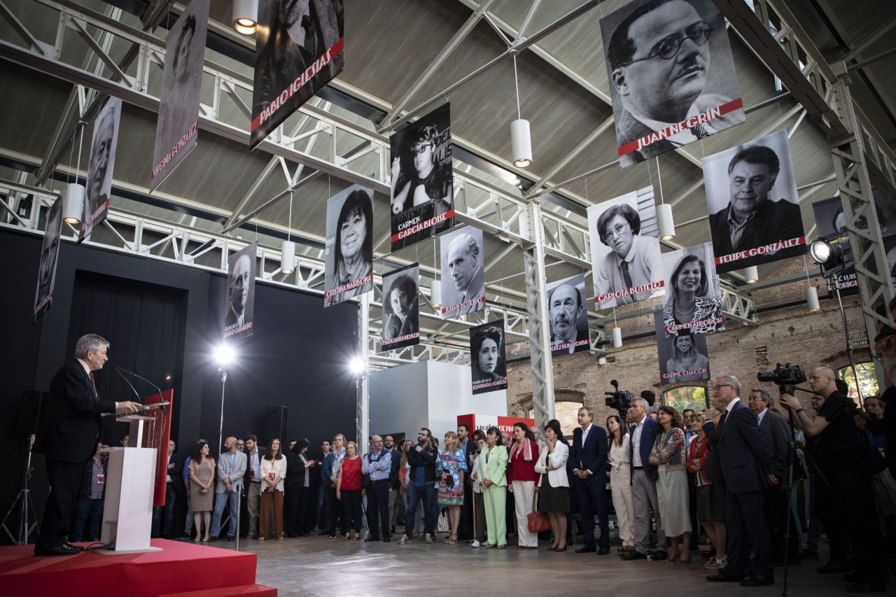 Imágenes de históricos dirigentes socialistas. 