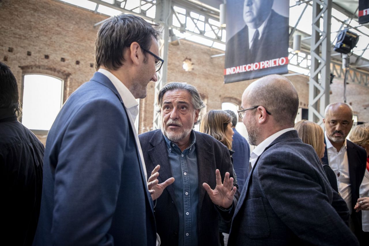 Pepu Hernández, candidato socialista al Ayuntamiento de Madrid, también ha pasado por el Centro Cultural Daoíz y Velarde.