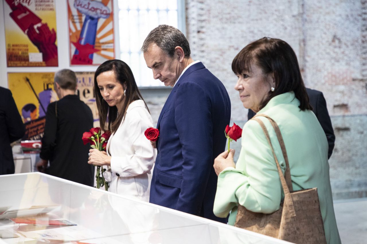 El expresidente del Gobierno José Luis Rodríguez Zapatero ha visitado la muestra. 