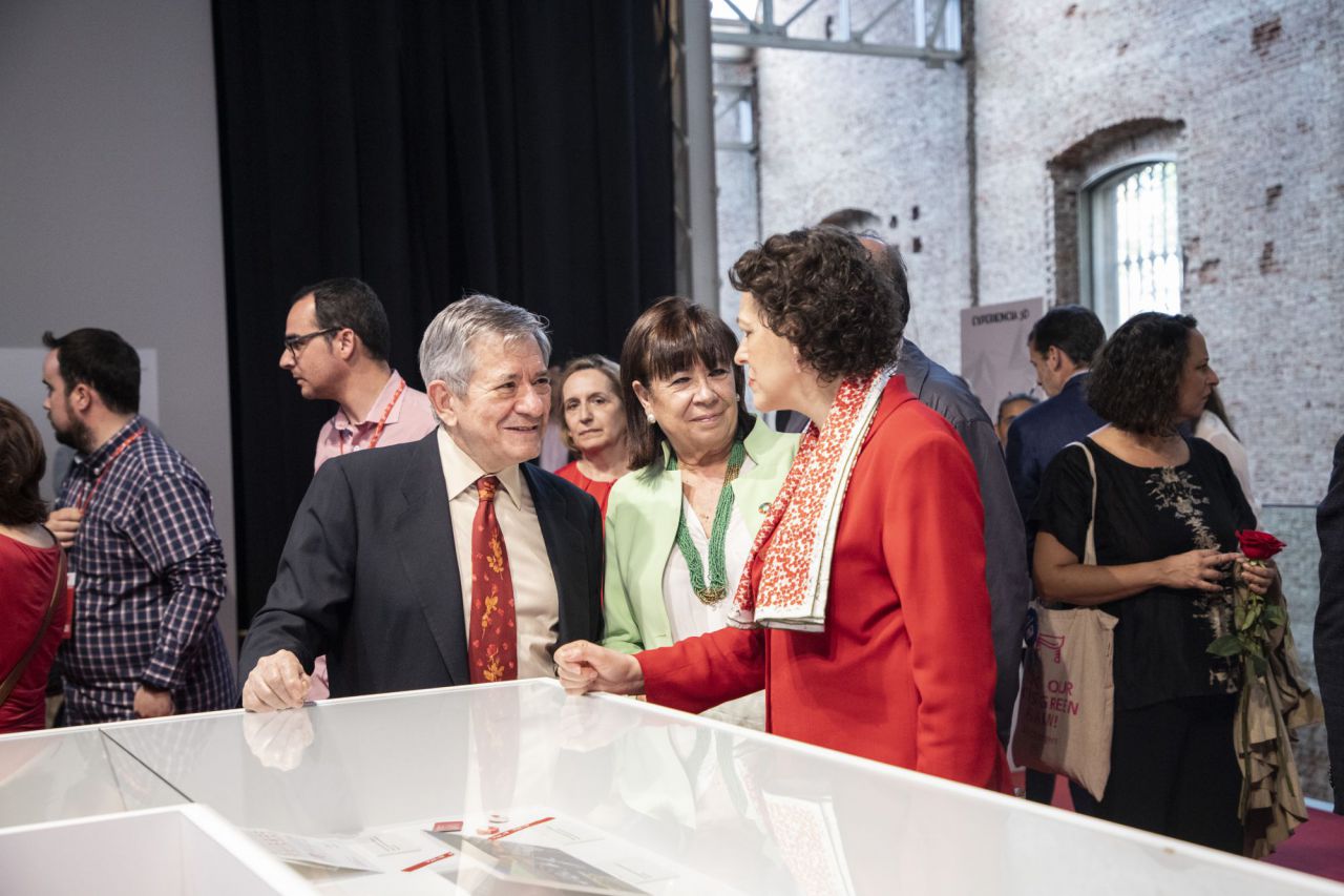 Enrique Barón, comisario de la exposición, junto a la presidenta del PSOE, Cristina Narbona, y la ministra en funciones Magdalena Valerio. 