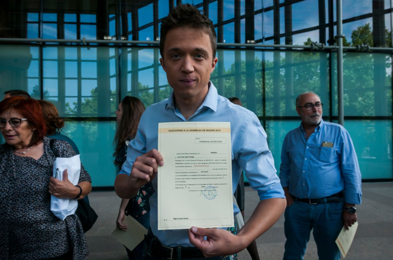 Íñigo Errejón, de Más Madrid, con su acta de diputado madrileño recién firmada