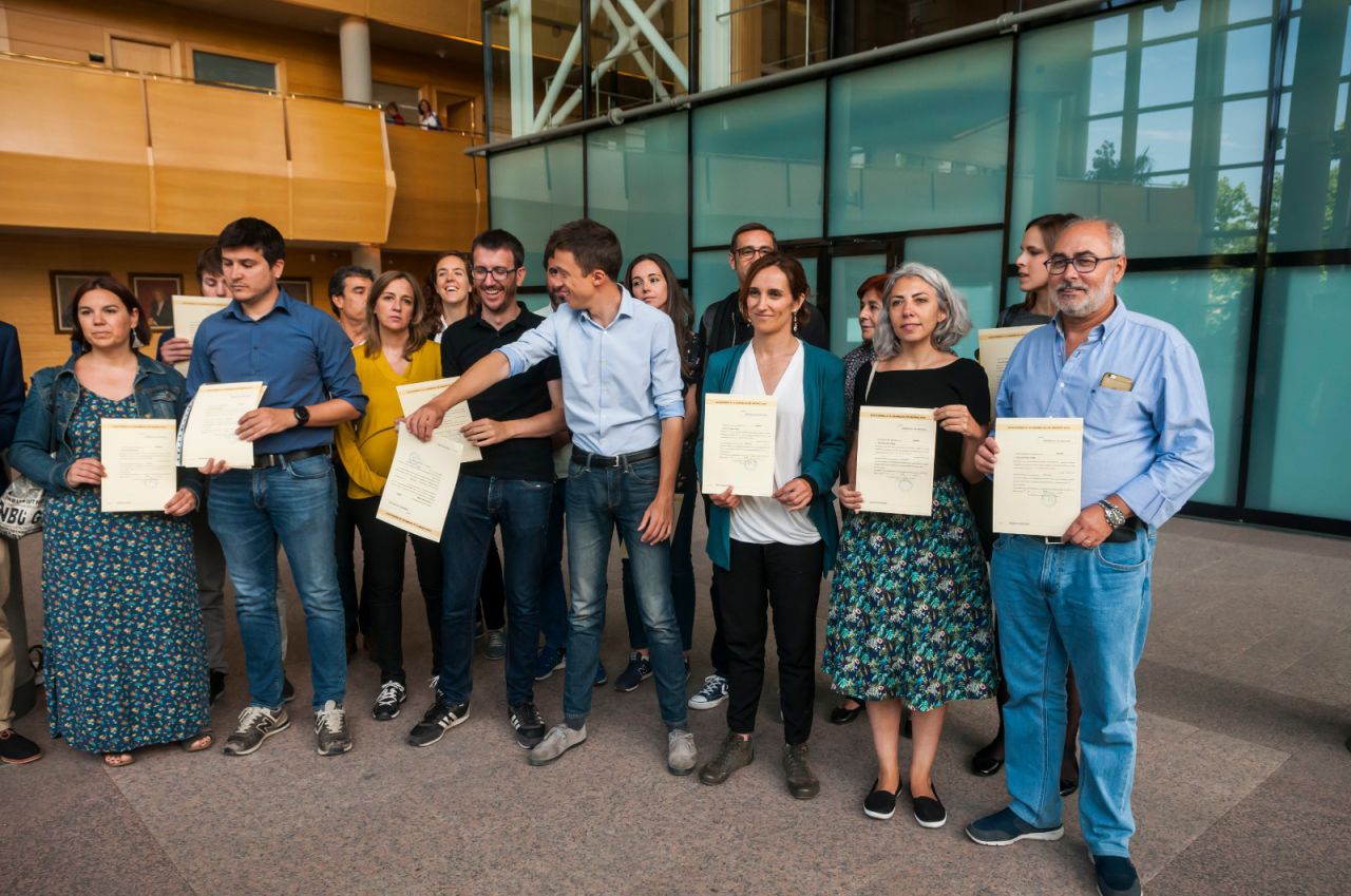 Los diputados de Más Madrid, posan ante los medios tras recoger sus actas en la Asamblea.