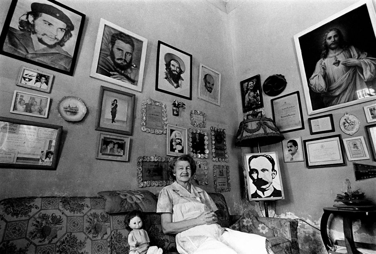 Compuesta más de 100 imágenes de 50 fotógrafos es una tentativa de ilustrar y examinar la evolución de la fotografía en Cuba desde 1840 hasta el momento presente.