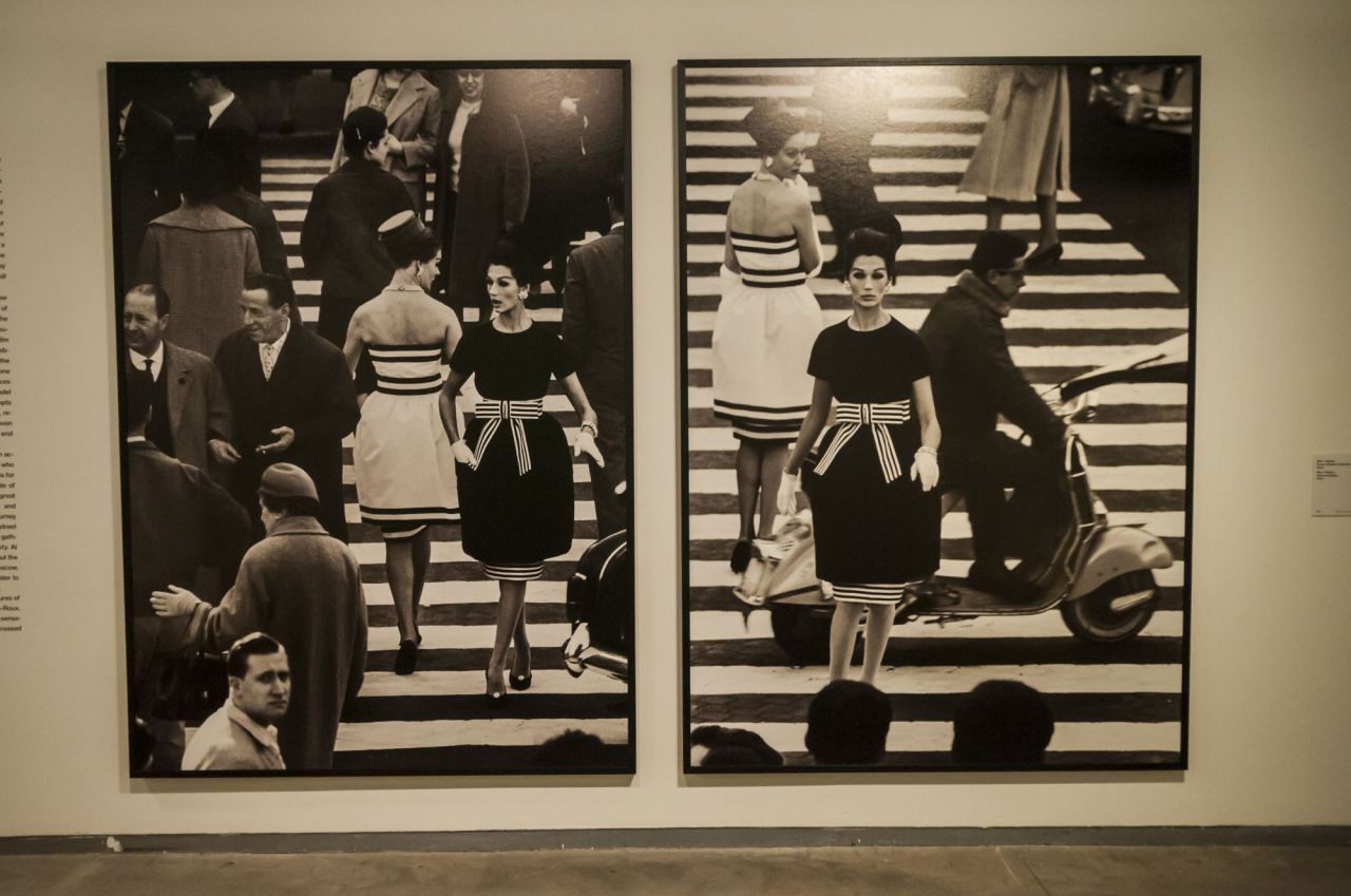 Situado siempre en el centro, muy cerca de su tema para captar mejor las líneas de tensión, crea, en la década de 1950, grandes conjuntos fotográficos en el corazón de las ciudades modernas como “New-York 1954-55”, “Rome 1956”, “Moscou 1959-61” y “Tokyo 1961”.
