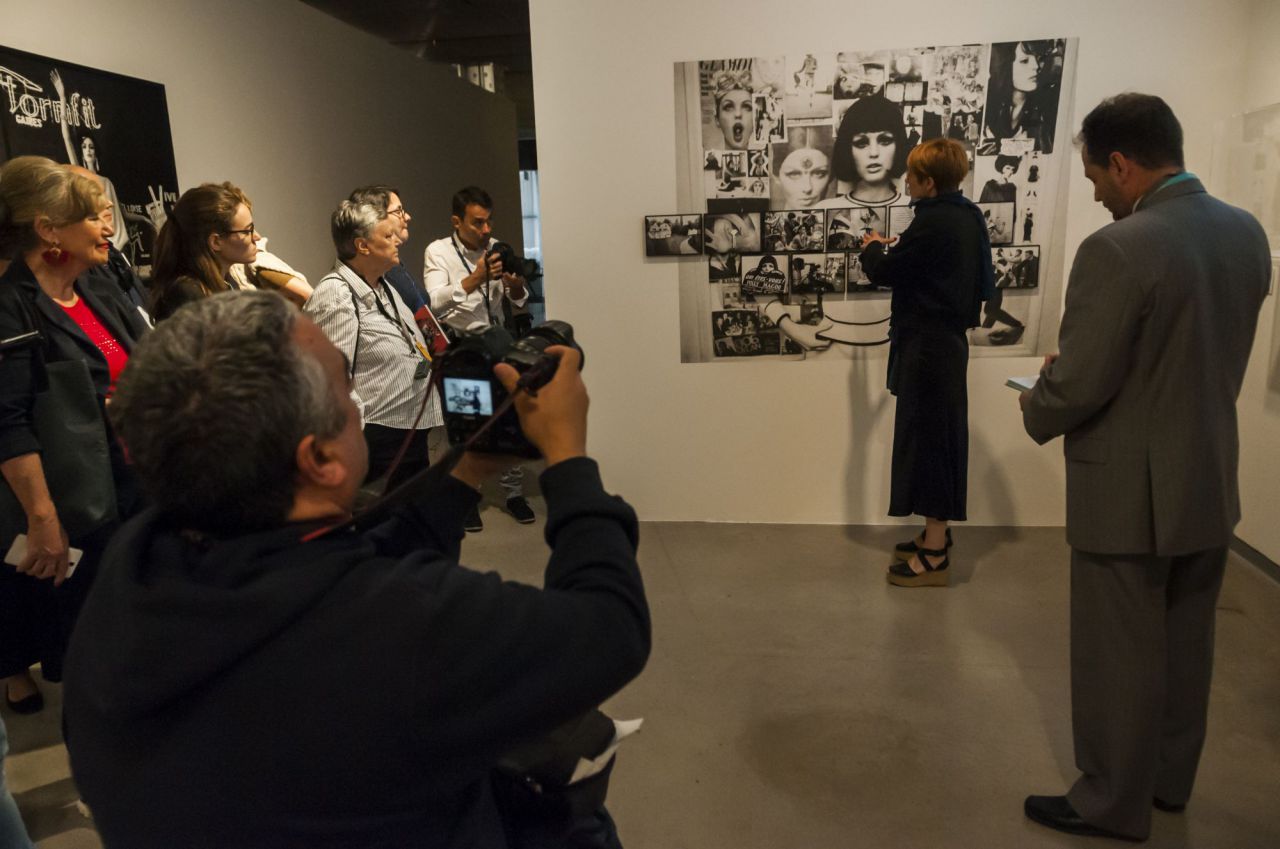 Pronto descubre la sociedad del espectáculo, dirigiendo para la televisión y fotografiando para la prensa de moda hasta que llegue el cine para satisfacer su deseo de movimiento y su compromiso como fotógrafo.