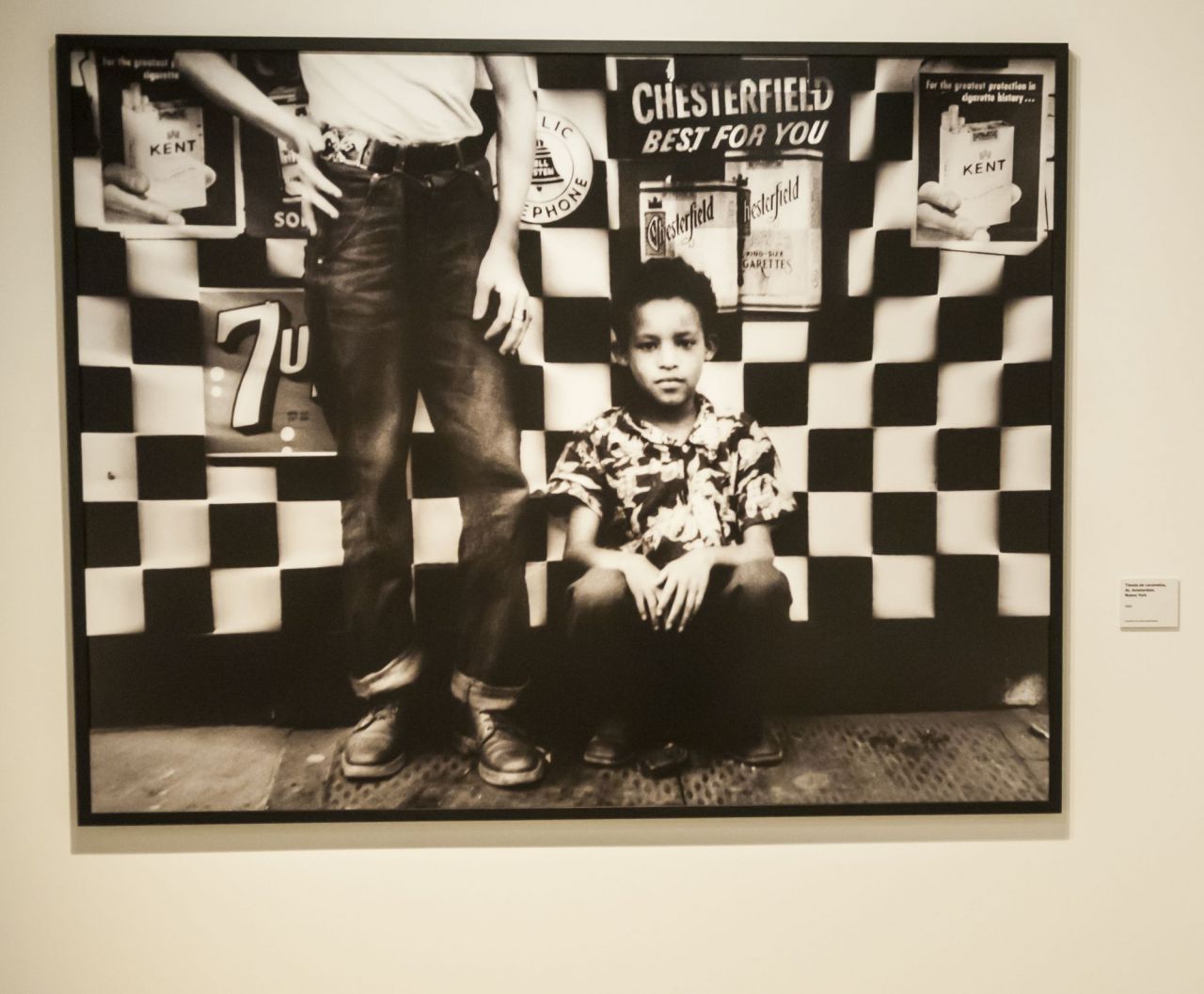 Es precisamente al fotografiar estos paneles pintados para documentarlos cuando Klein se encuentra cara a cara con la fotografía y su potencial, y se plantea recrear dichas geometrías blancas y negras en el laboratorio.