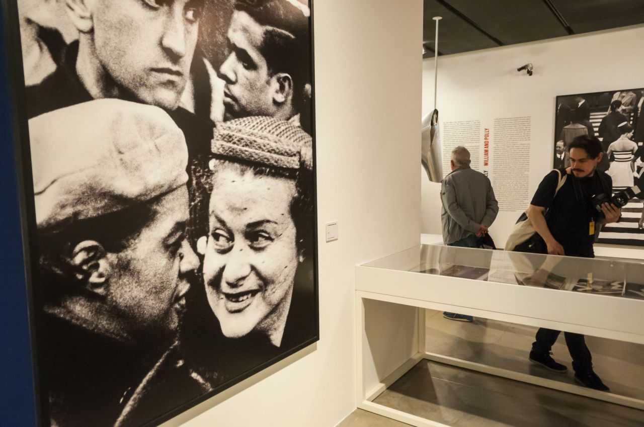 Uno de ellos, Angelo Mangiarotti, le encarga paneles murales en blanco y negro. En respuesta, Klein crea un conjunto de monumentales paneles giratorios de madera montados sobre rieles que, sin que él pudiera intuirlo, constituirán el inicio de su obra fotográfica.