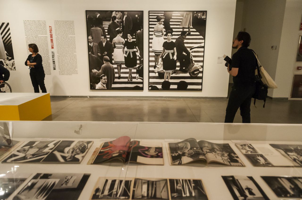 En 1952, por invitación del director italiano de teatro Giorgio Strehler, expone en Milán en el Teatro Piccolo; más tarde en la Galleria del Milione y realiza una serie de pinturas murales abstractas para arquitectos italianos.