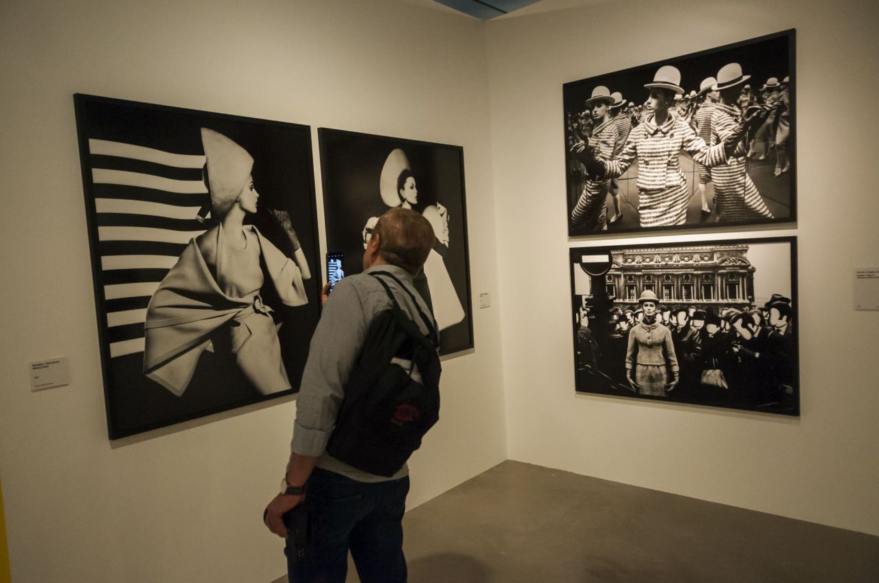Visionario y radical son los adjetivos que más lo definen, al punto de que la fotografía, tal y como fue en el siglo XX y se concibe hoy en día, no puede entenderse sin él. Klein estuvo tan involucrado en el devenir de la fotografía, que le dio forma. 