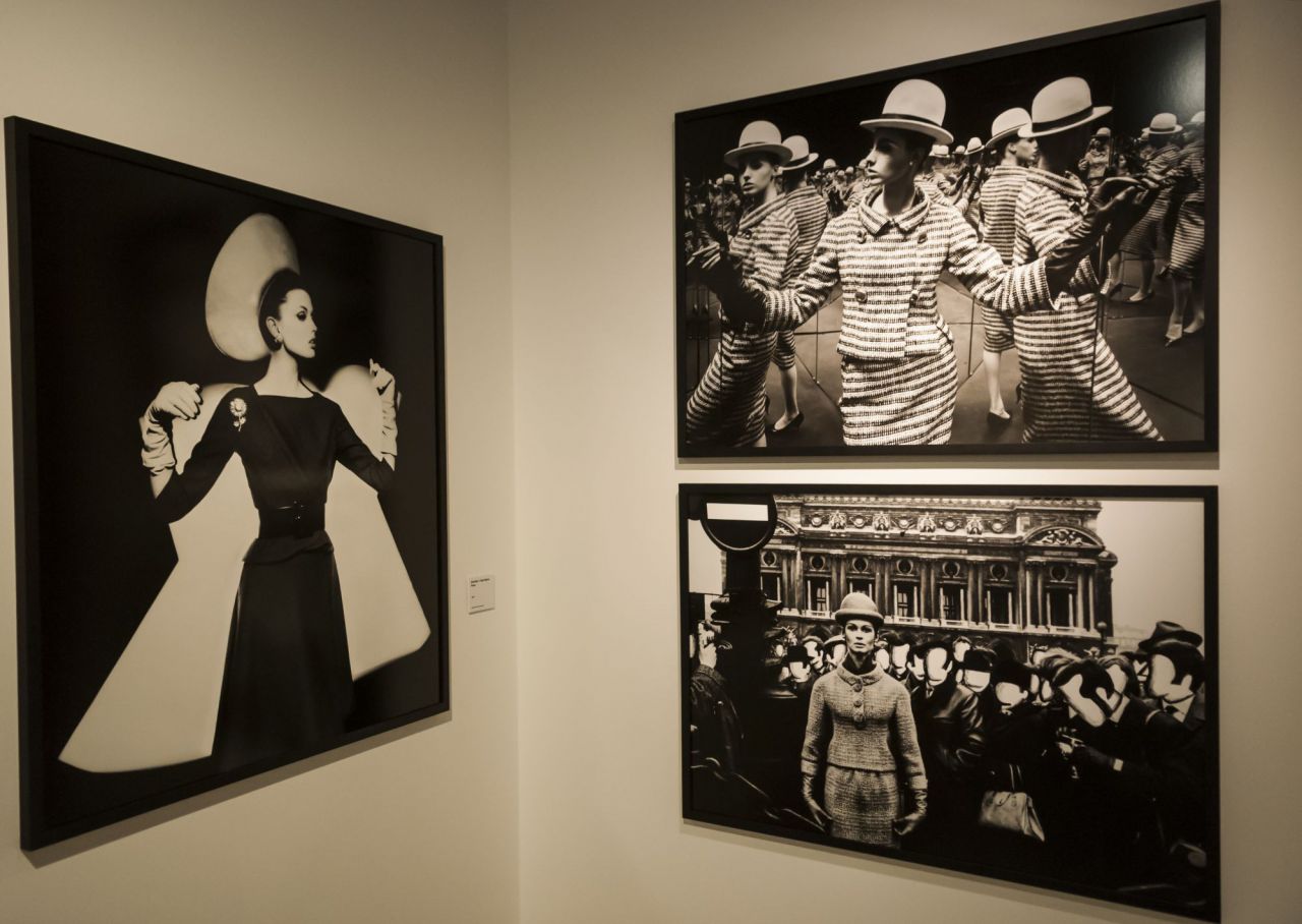 Comisariada por Raphaëlle Stopin, la exposición propone unir todos los segmentos de la obra pictórica, fotográfica, gráfica y cinematográfica del artista para conocer sus “vidas creativas”.