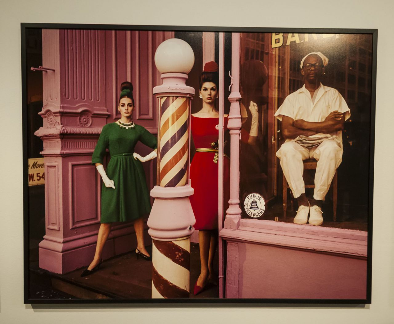 William Klein también mantiene una relación ambivalente con la fotografía de moda, que le divierte del mismo modo que le incomoda, y esta será, mediante la puesta en escena que implica, su puerta de entrada a la dirección cinematográfica.