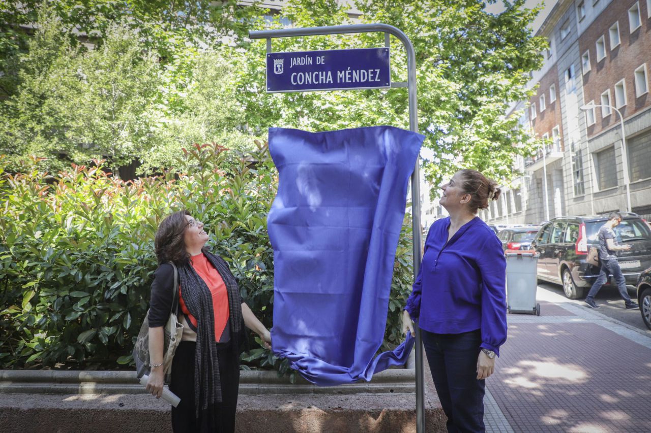 La concejala presidenta del distrito de Chamberí, Esther Gómez, ha acompañado a los familiares en el descubrimiento de la placa homenaje. 