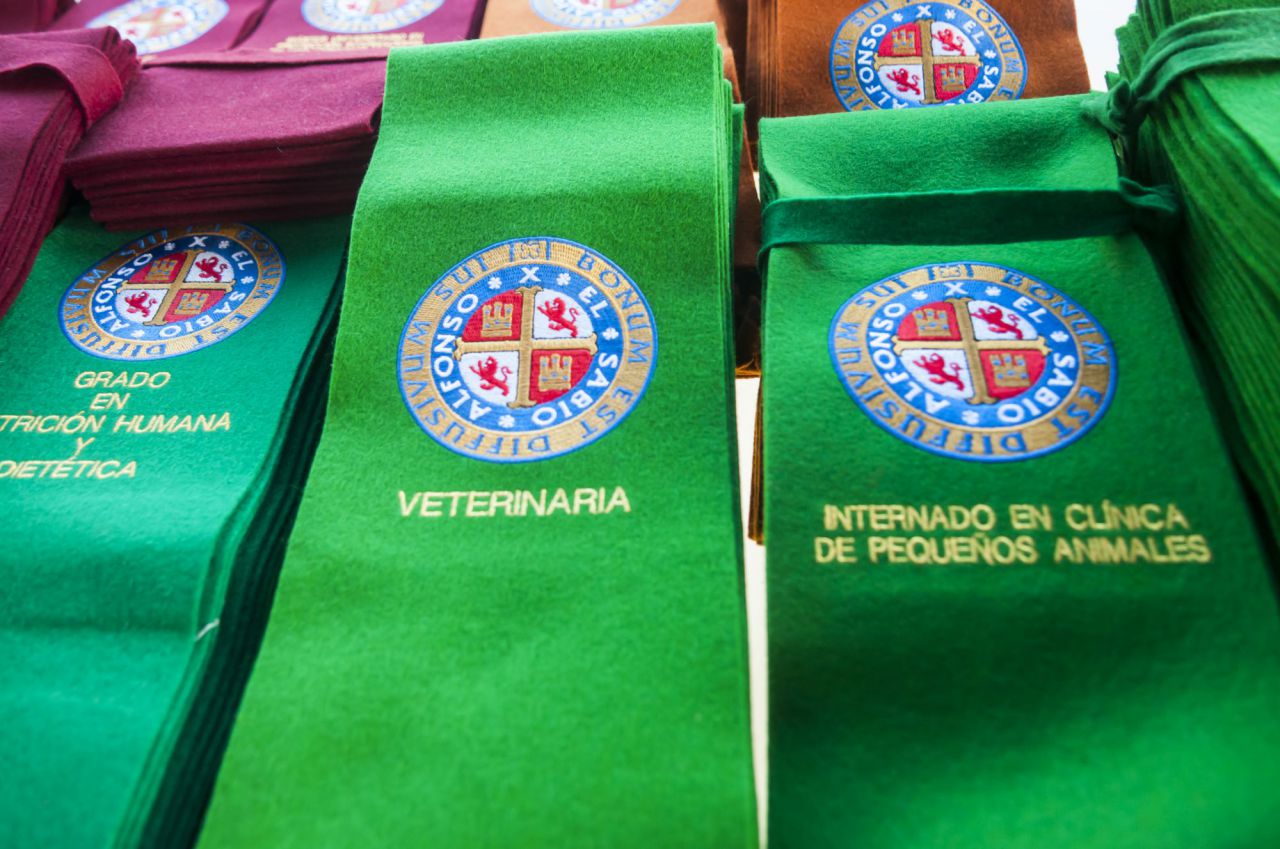 Los alumnos se ataviaron con las becas de sus carreras.