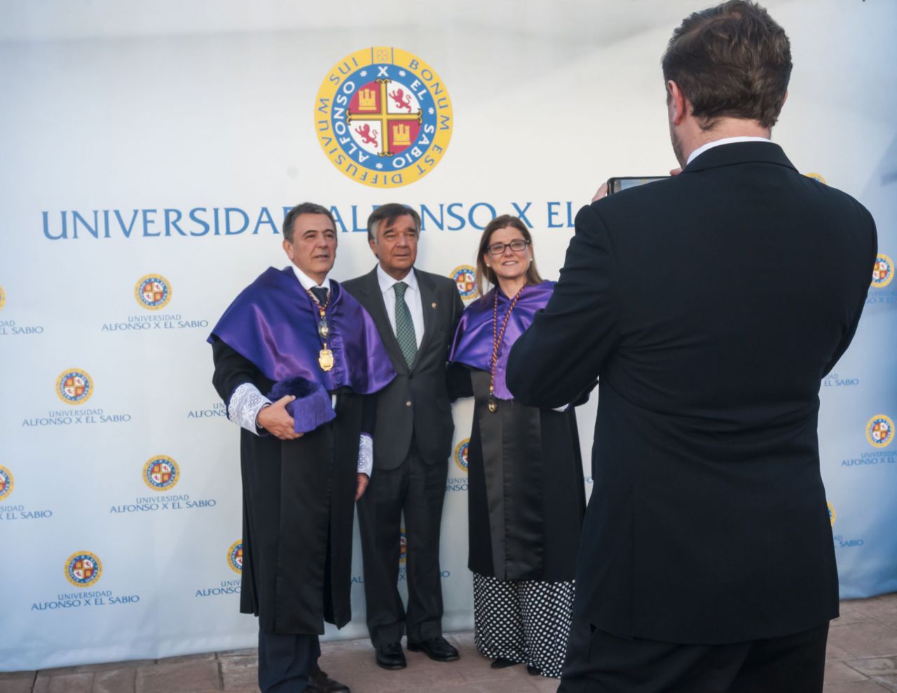 Los profesores de la UAX tampoco desaprovecharon la ocasión de inmortalizar el momento.