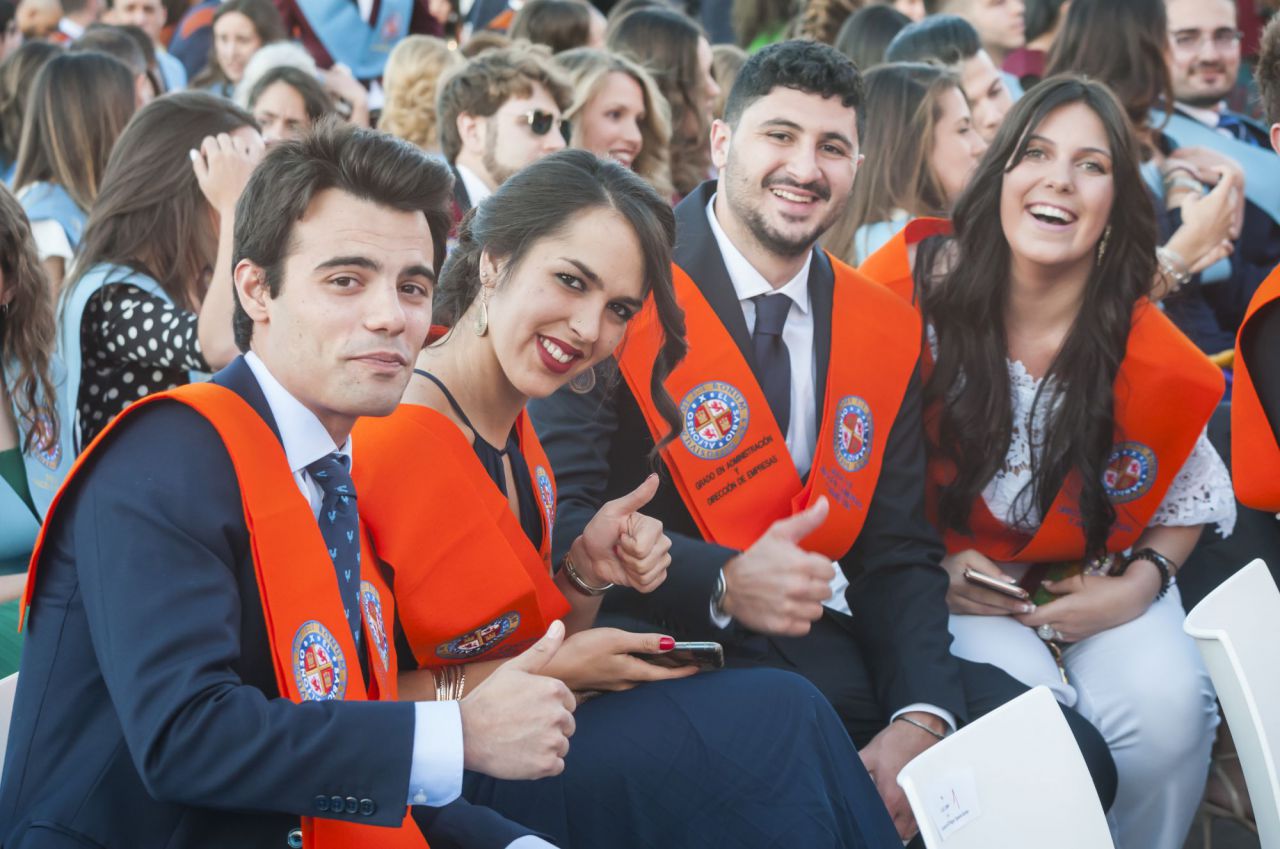 Algunos alumnos de la UAX, felices, momentos antes de recoger su diploma.