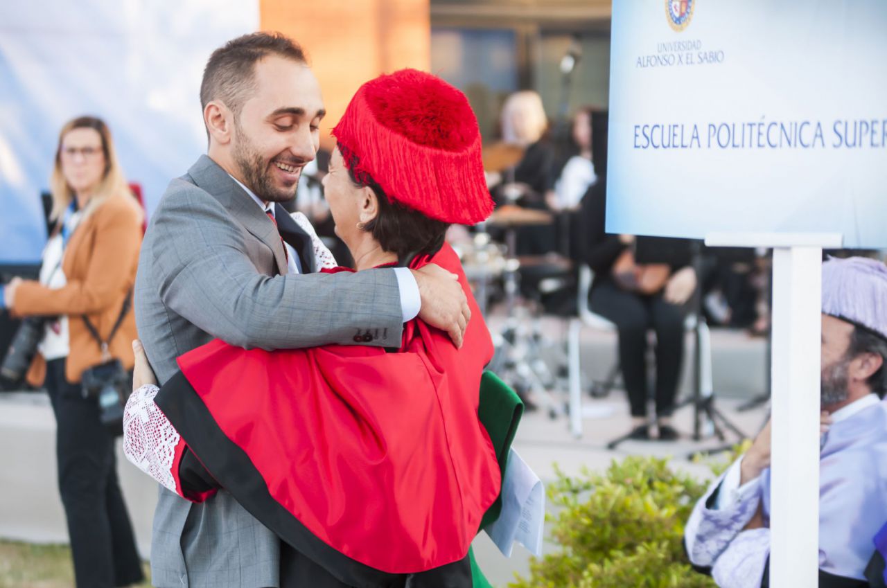 Un profesor felicita al alumno encargado de ofrecer el discurso inaugural de la gala de graduación de la UAX.
