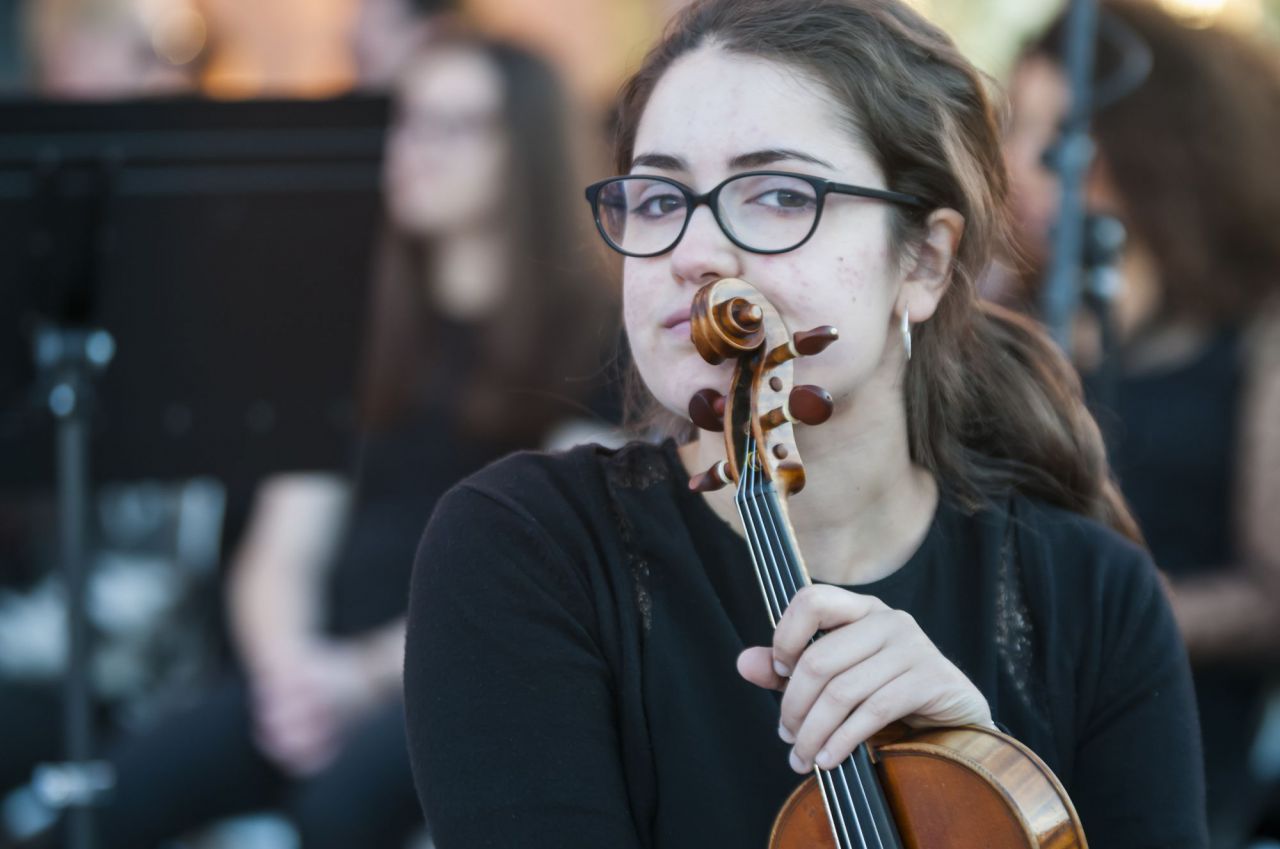 Una de las alumnas de la Orquesta de la UAX espera su turno para actuar.