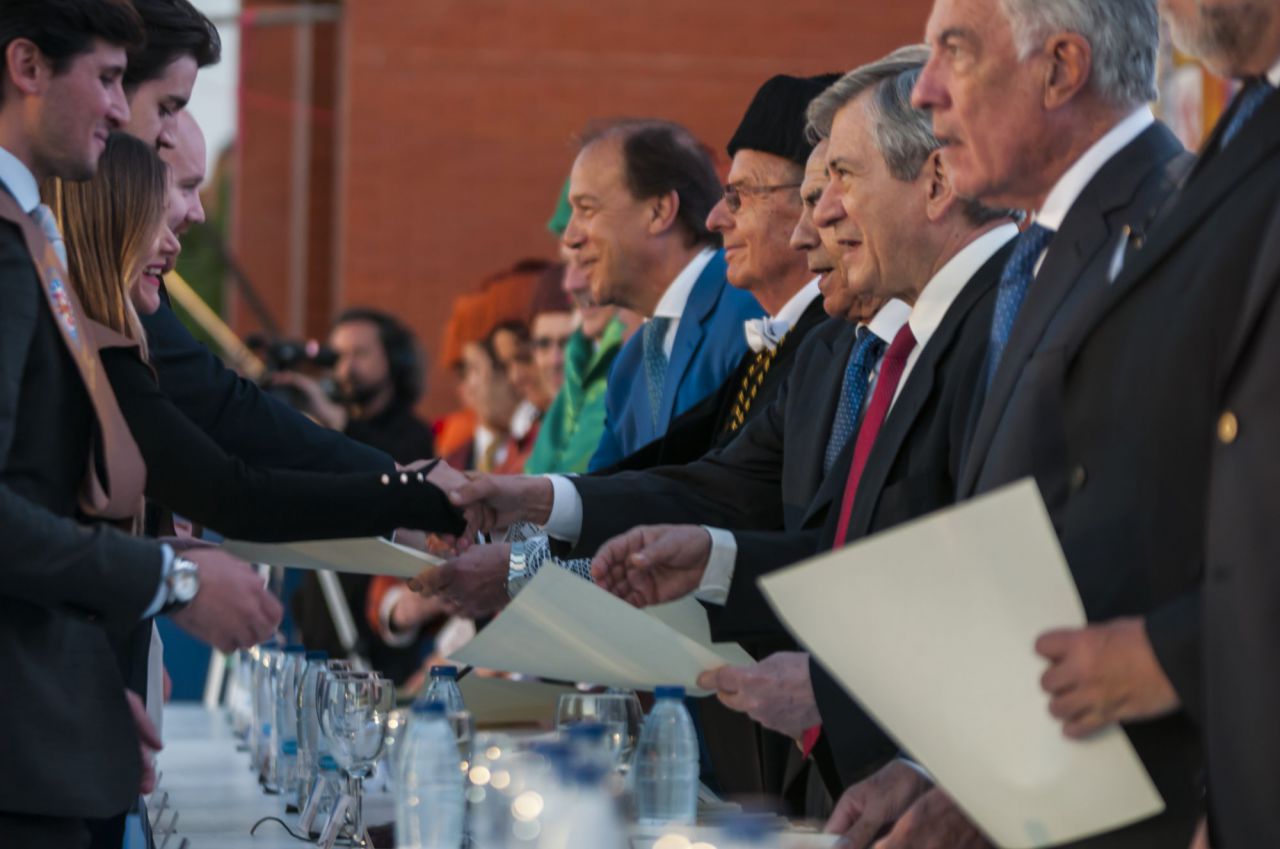La comitiva institucional de la UAX, entregando los diplomas a sus alumnos.