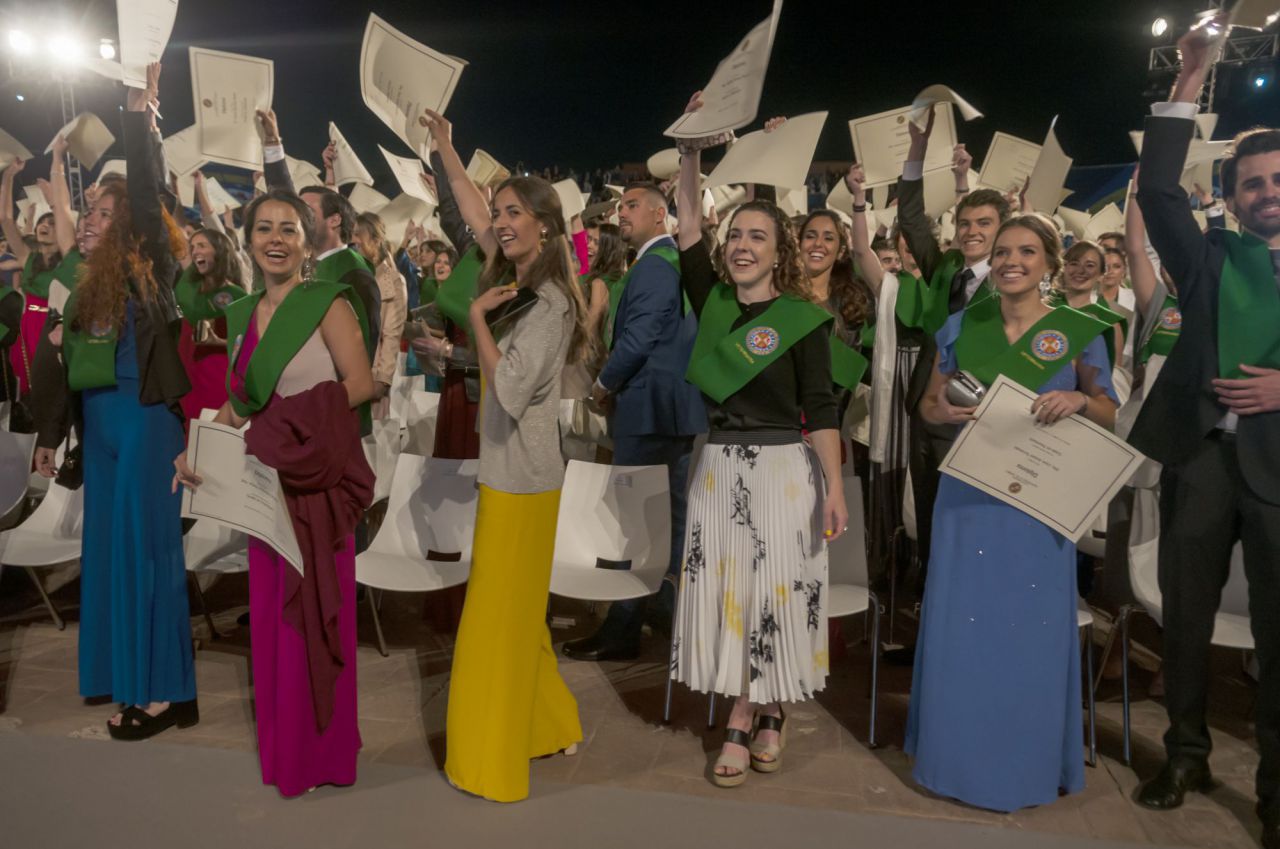 Al final del acto, los alumnos presumieron de sus diplomas saludando al público con ellos. 