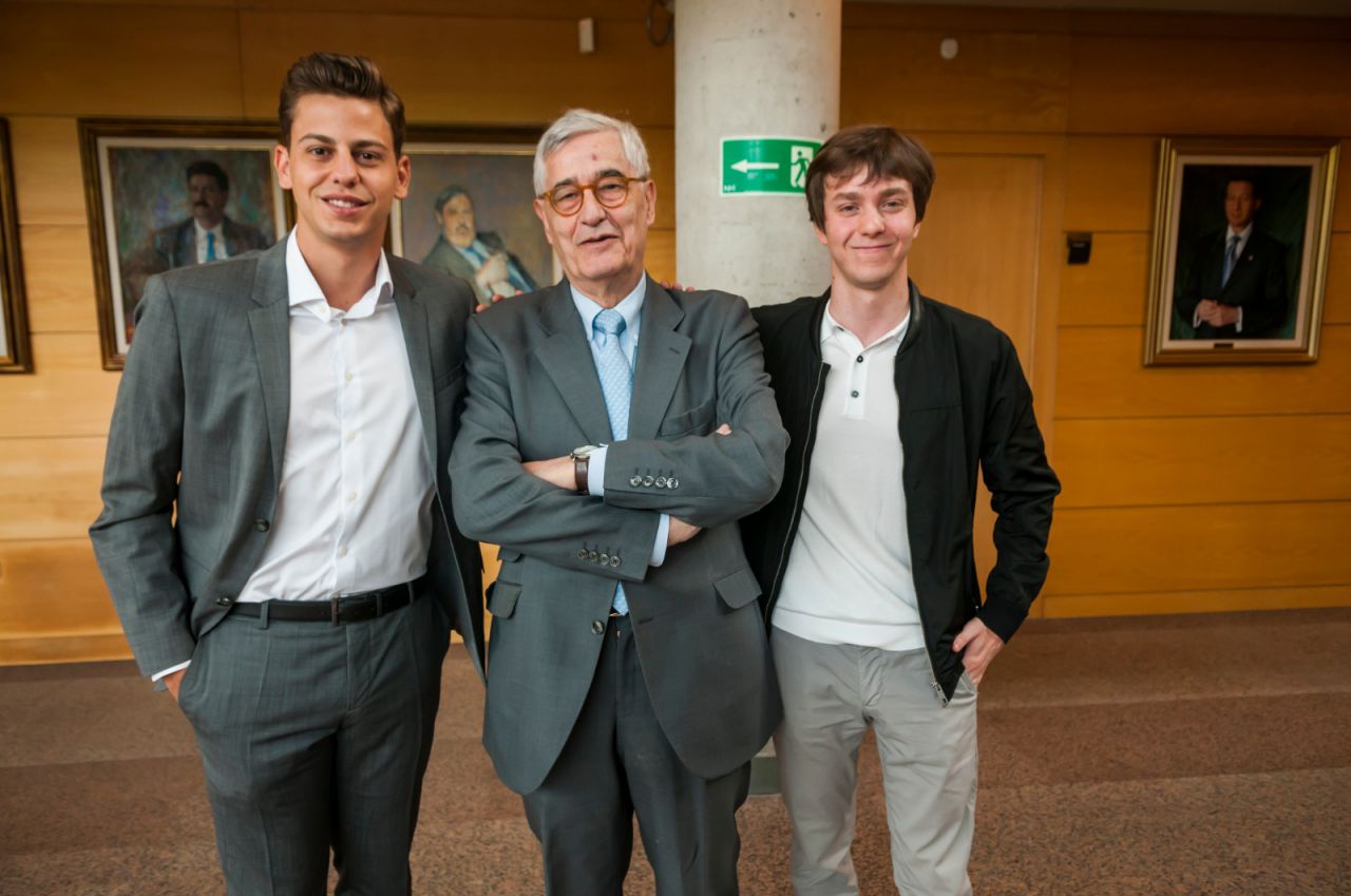 Juan Miguel Hernández de León (PSOE) ha presidido la Mesa de Edad junto a Eduardo Fernández Rubiño (Más Madrid) y Javier Guardiola (PSOE), que actuarán como secretarios. 