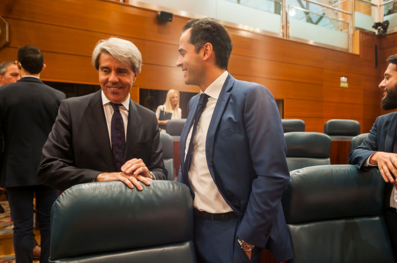 Ángel Garrido, que ahora defiende el color naranja, charla animado con el líder regional de su partido, Ignacio Aguado. 