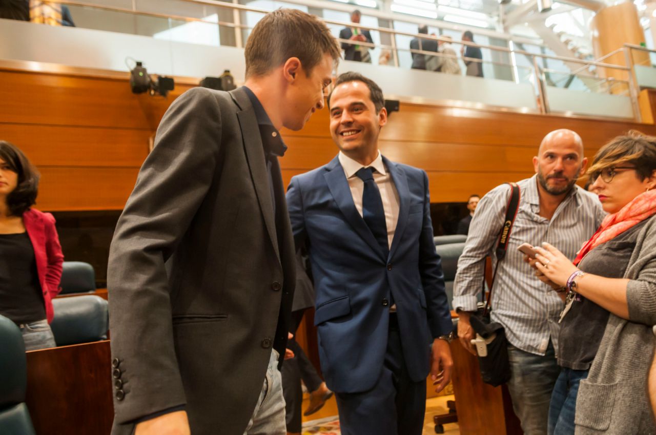 Saludo entre los candidatos de Cs y Más Madrid. 