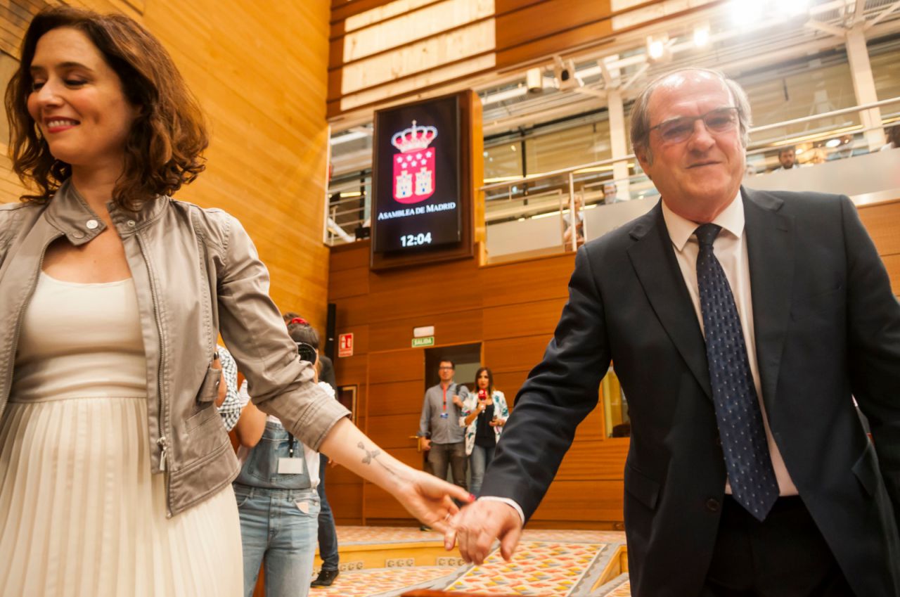 Isabel Díaz Ayuso y Ángel Gabilondo se saludan antes del comienzo de la votación a la Presidencia de la Mesa. 