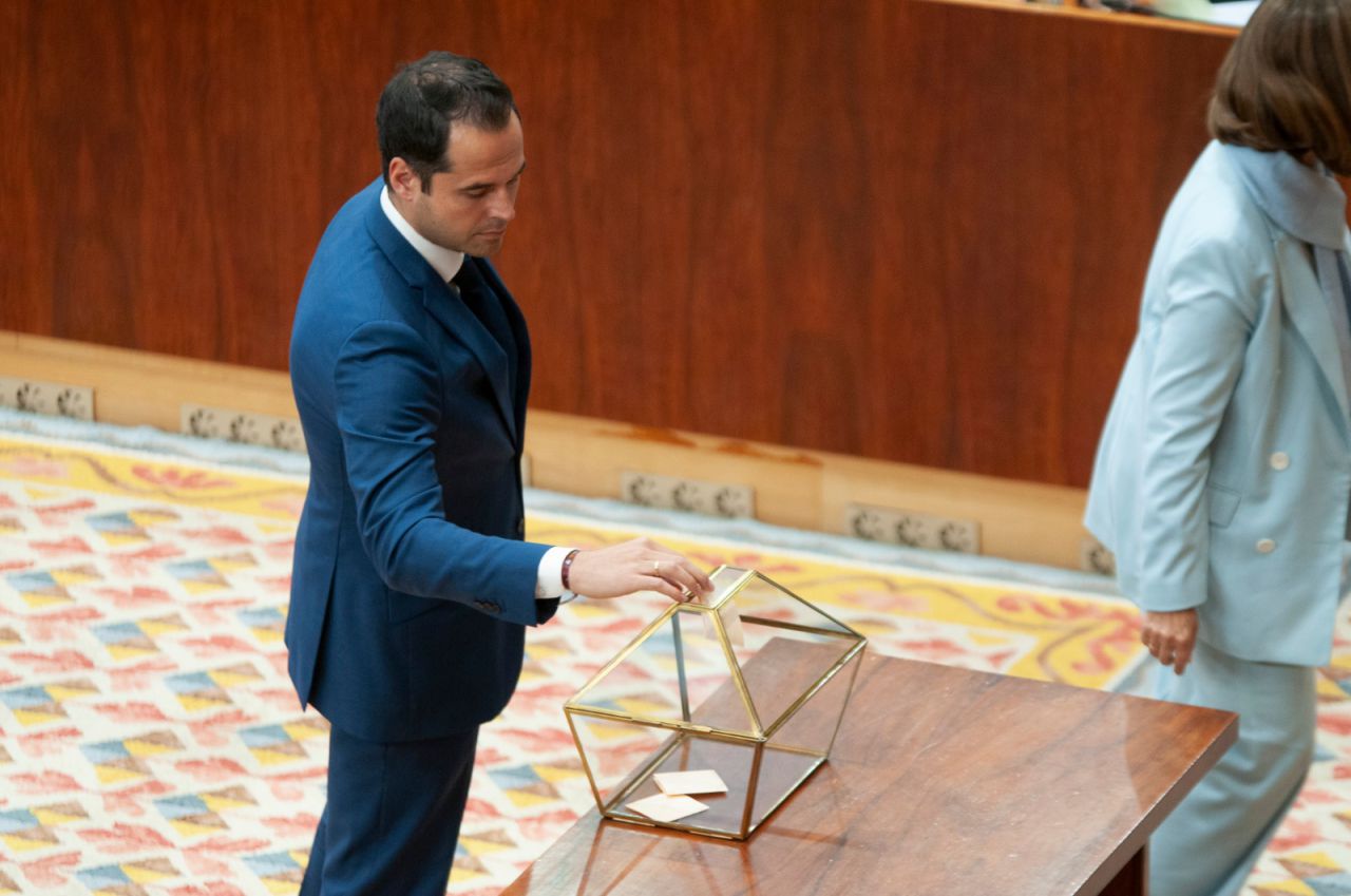 Ignacio Aguado, de los primeros en votar para elegir al presidente de la Mesa. 