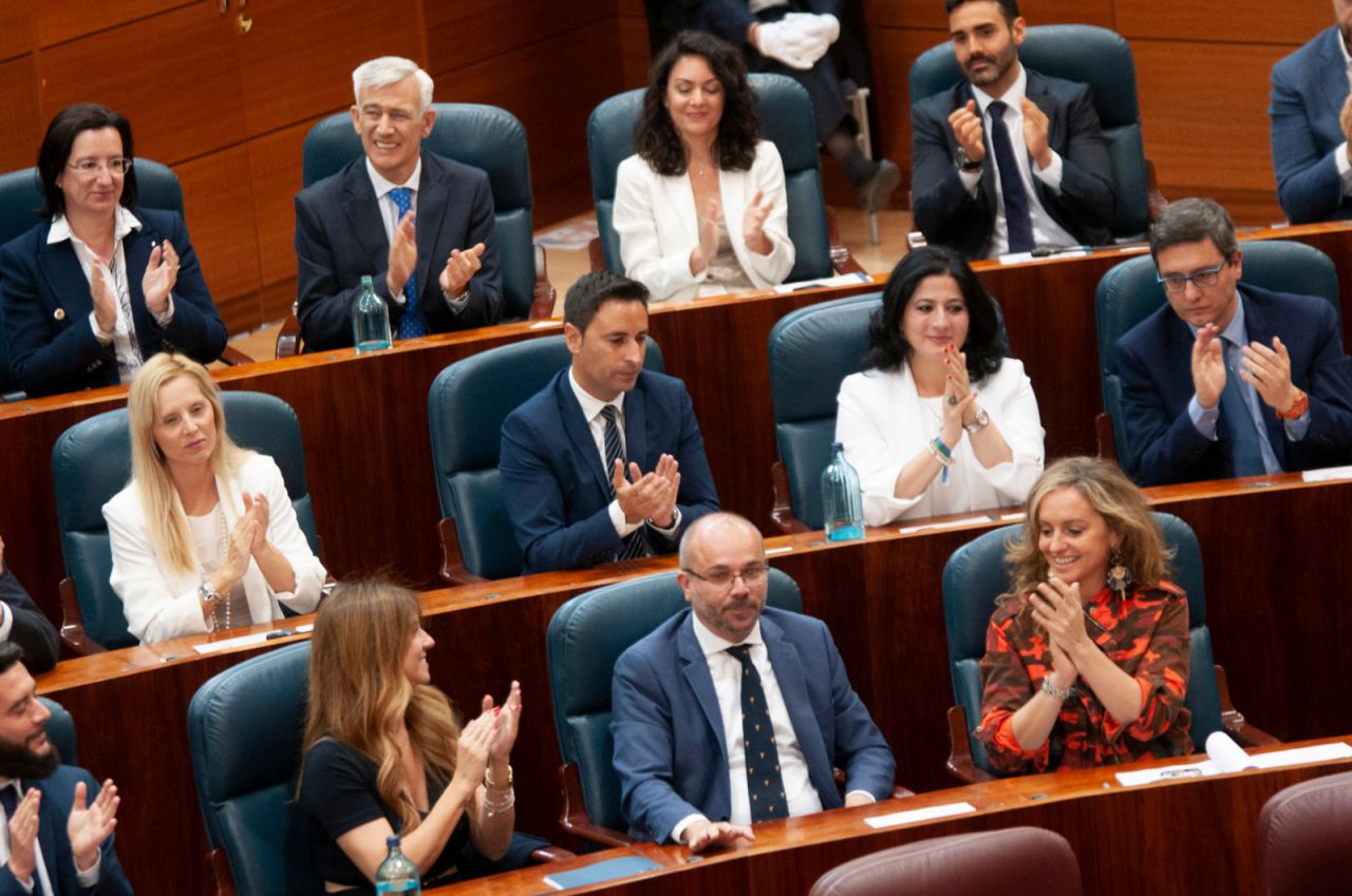 La bancada de Ciudadanos aplaude el nombramiento de Juan Trinidad como presidente de la Asamblea de Madrid. 