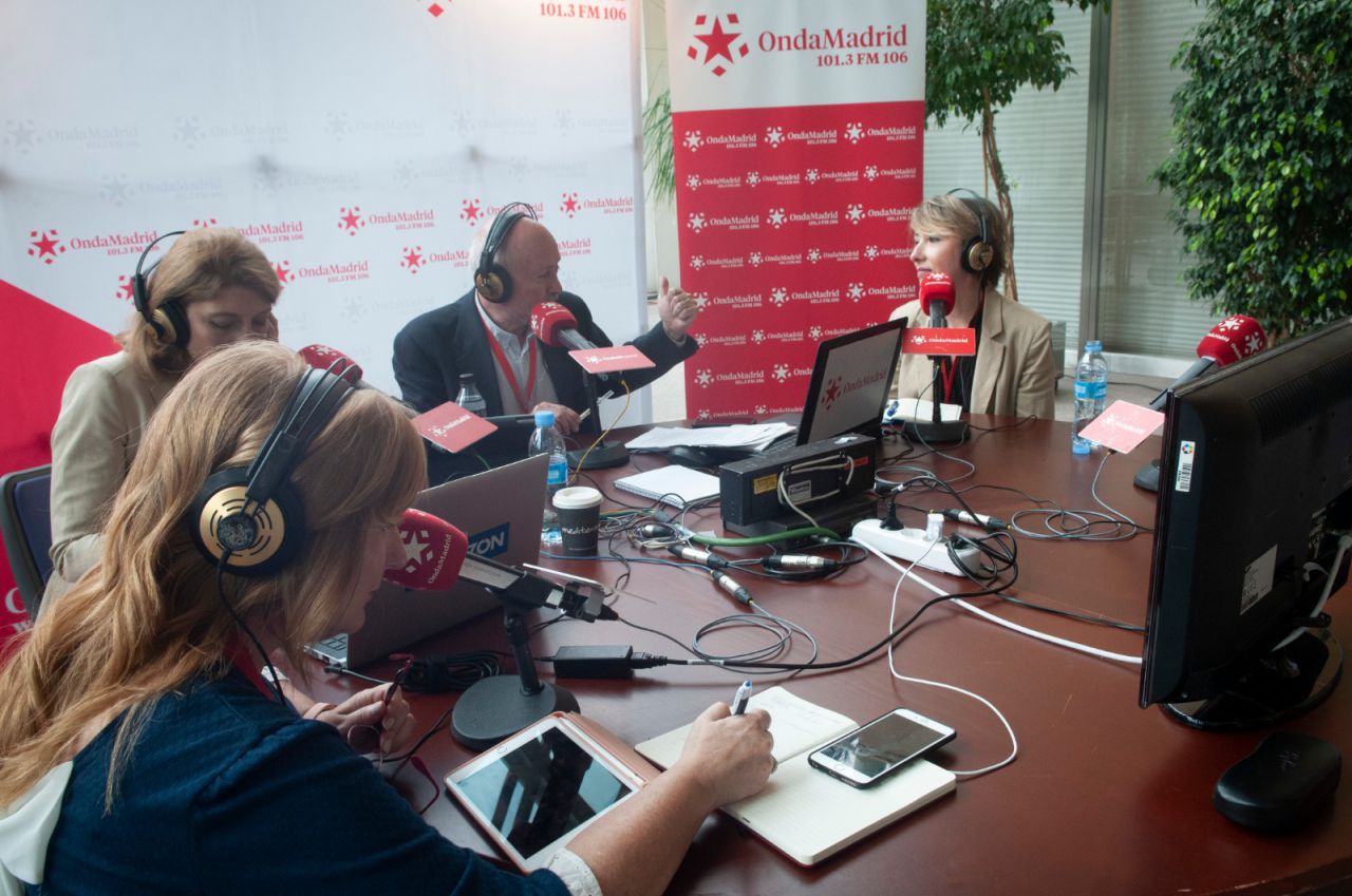 Onda Madrid comenta la constitución de la Asamblea desde Entrevías. María Cano, directora de Madridiario, participa en el debate. 