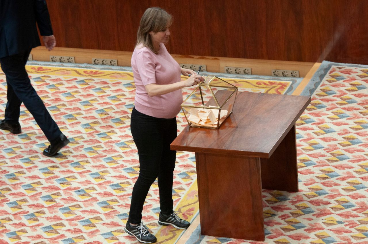 Una embarazadísima Tania Sánchez, diputada de Más Madrid, deposita su voto. 