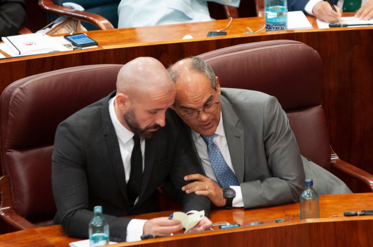 Los diputados del PP Rafael Van Grieken y Jaime de los Santos comentan la jornada. 