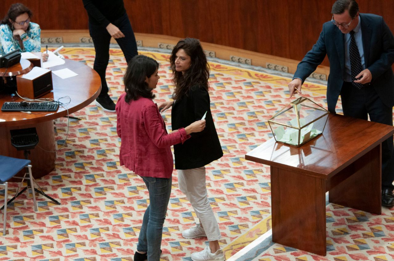 Las hermanas Clara e Isa Serra, en Más Madrid y Podemos, coinciden en la votación. 