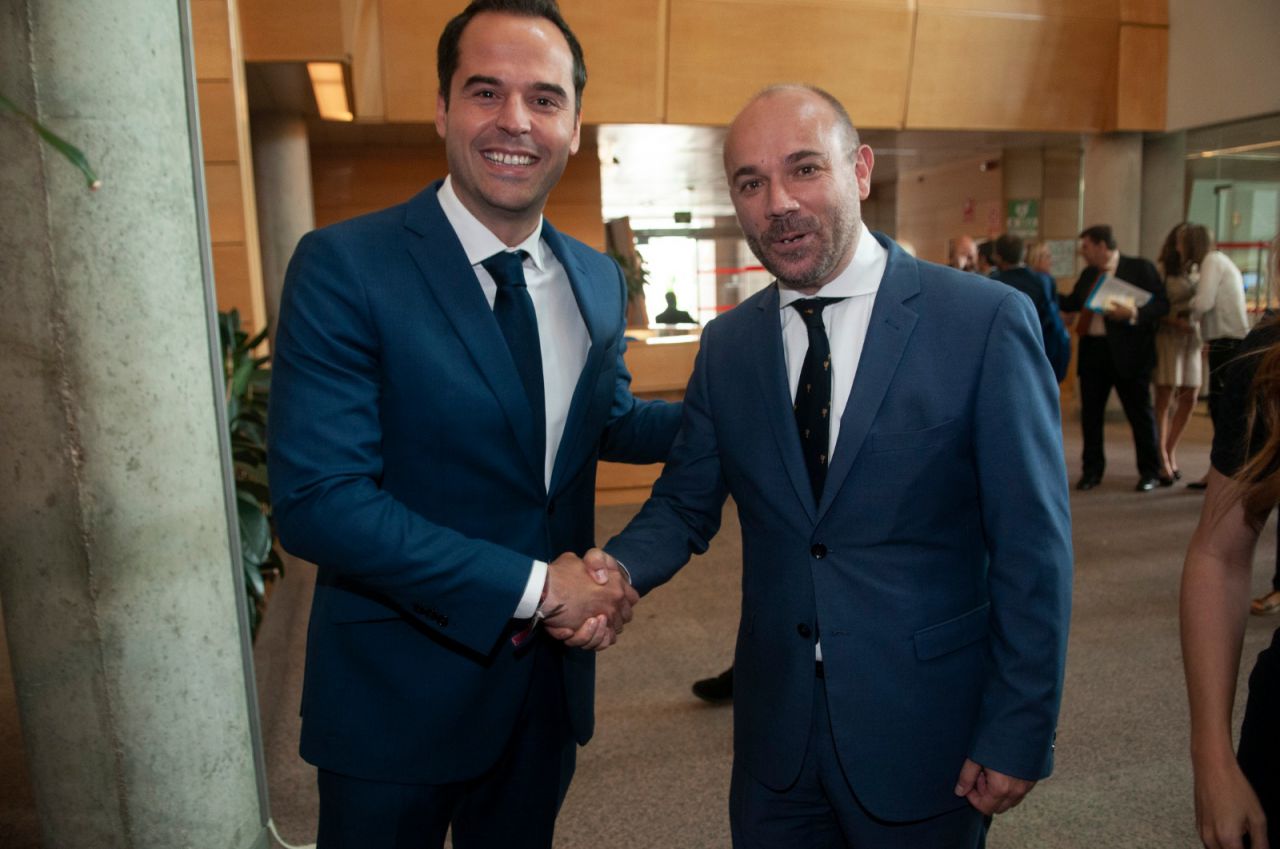 Ignacio Aguado, junto a Juan Trinidad, tras ser elegido presidente de la Asamblea de Madrid