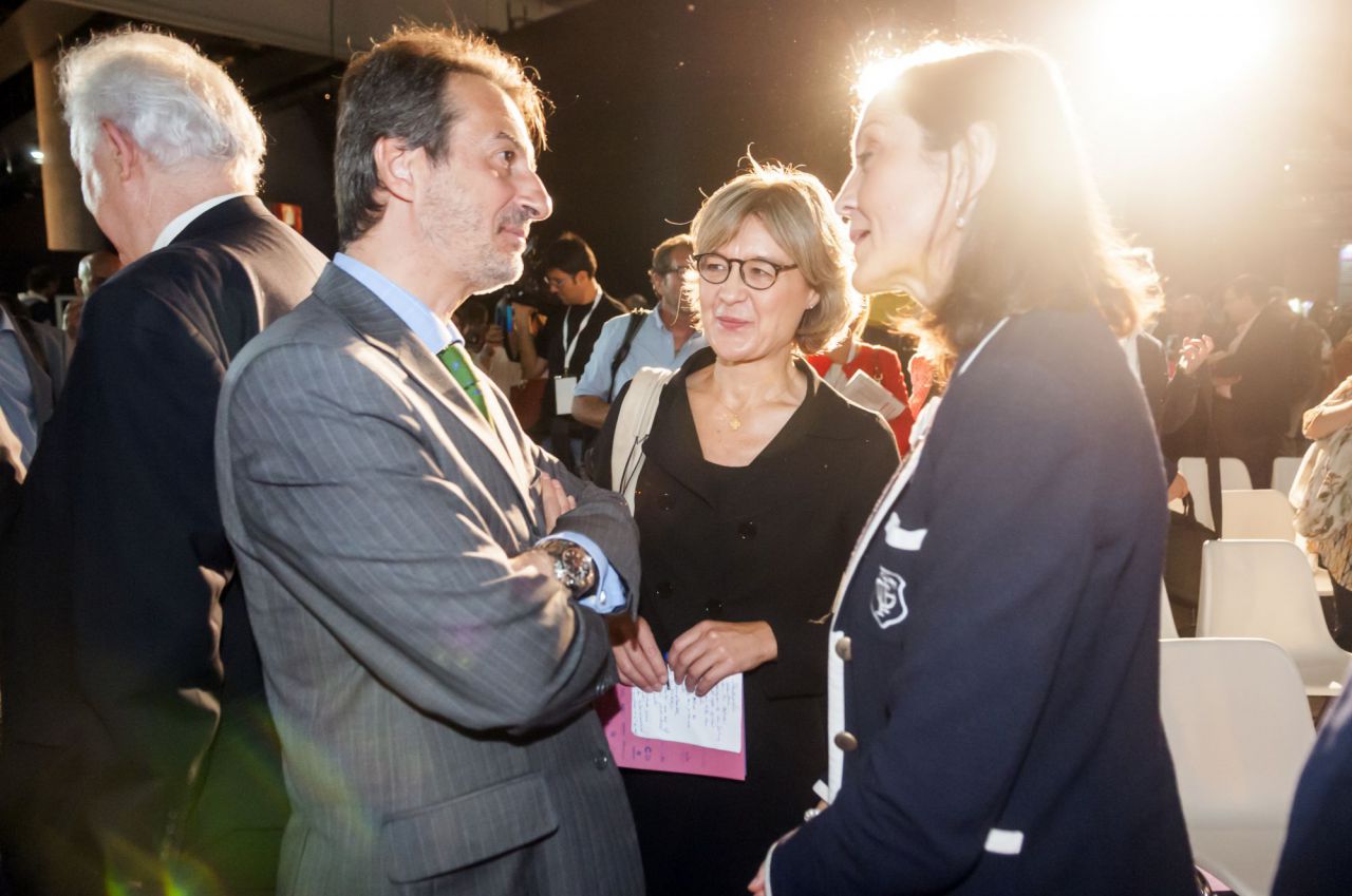La 'popular' Isabel García-Tejerina, junto a Reyes Maroto.