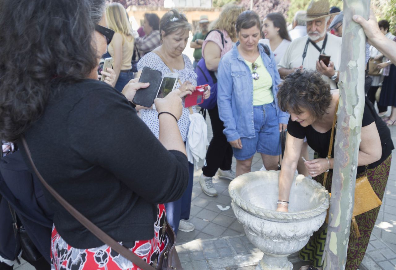La tradición de los alfileres va perdiendo adeptos, pero aún quedan valientes. 