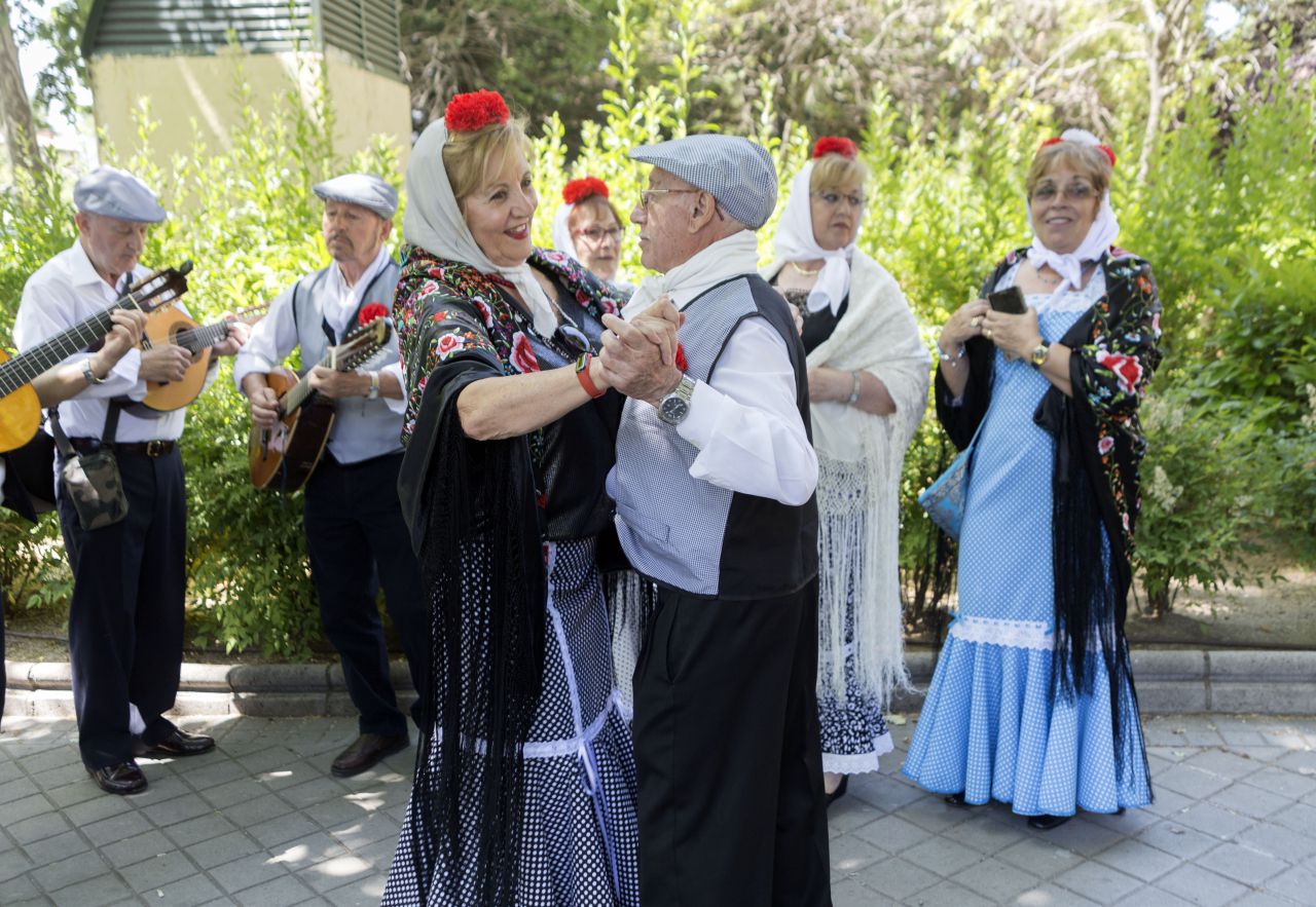 Algunos chulapos se han animado a bailar un chotis (o dos).