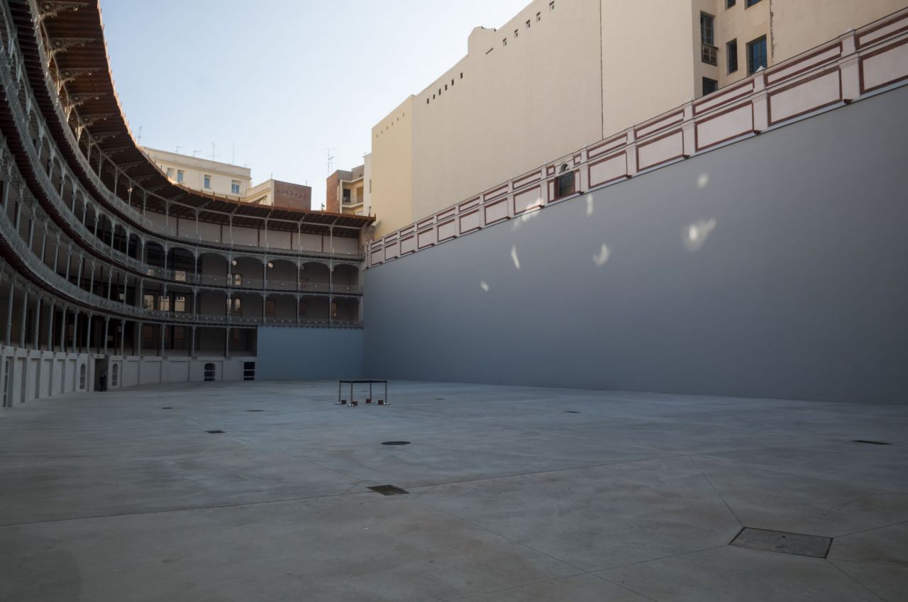 El pasado mes de febrero, la alcaldesa de Madrid, Manuela Carmena, anunciaba la anulación del Plan Especial que el Ayuntamiento había aprobado a finales de 2017, después de que el Tribunal Superior de Justicia de Madrid estimara los recursos presentados por los socialistas del Ayuntamiento y la Asociación Madrid Ciudad y Patrimonio, que consideraban que la instalación de una cubierta en el inmueble contemplada en el documento supondría una 