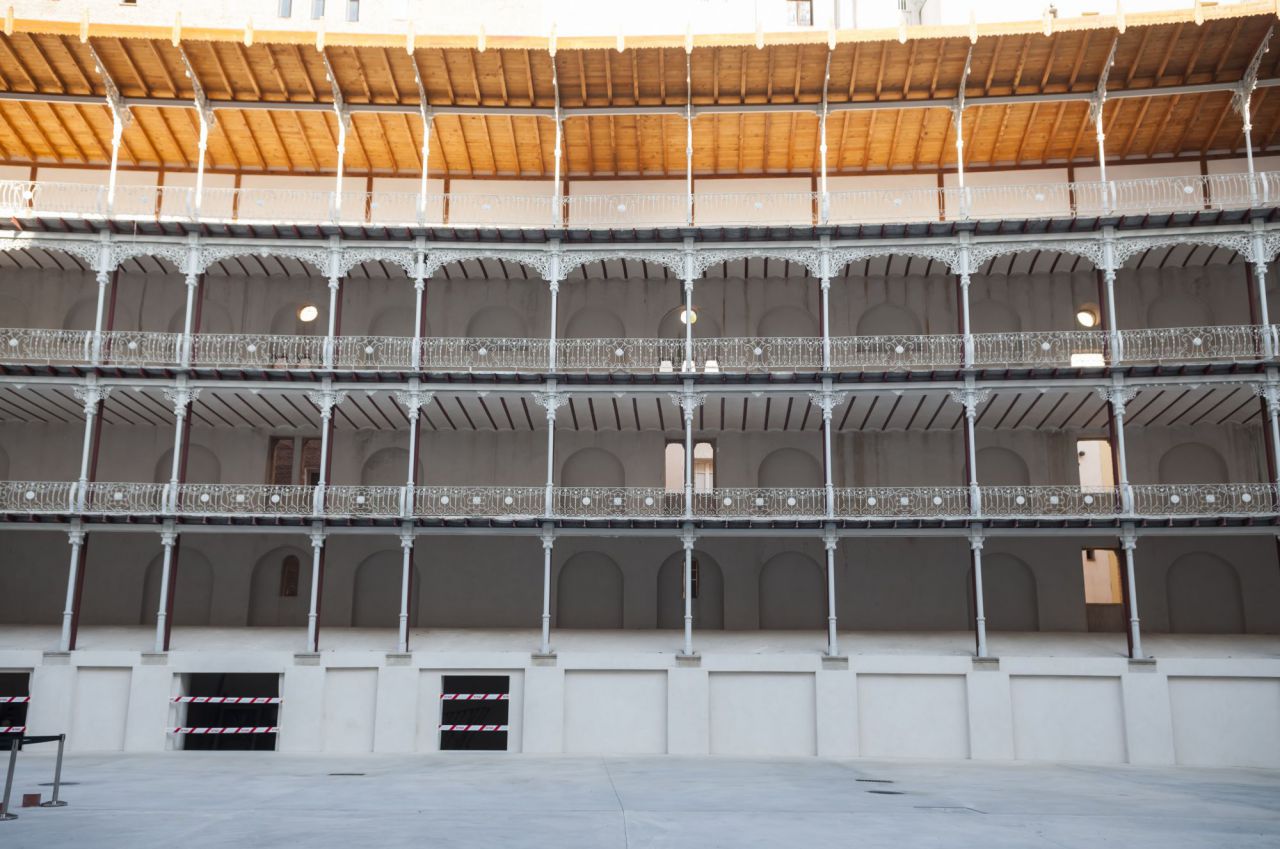 Está realizado en diferentes estilos, entre los que cabe destacar el eclecticismo de la fachada principal, el neomudéjar presente en algunas partes del interior y la arquitectura del hierro característica del siglo XIX.