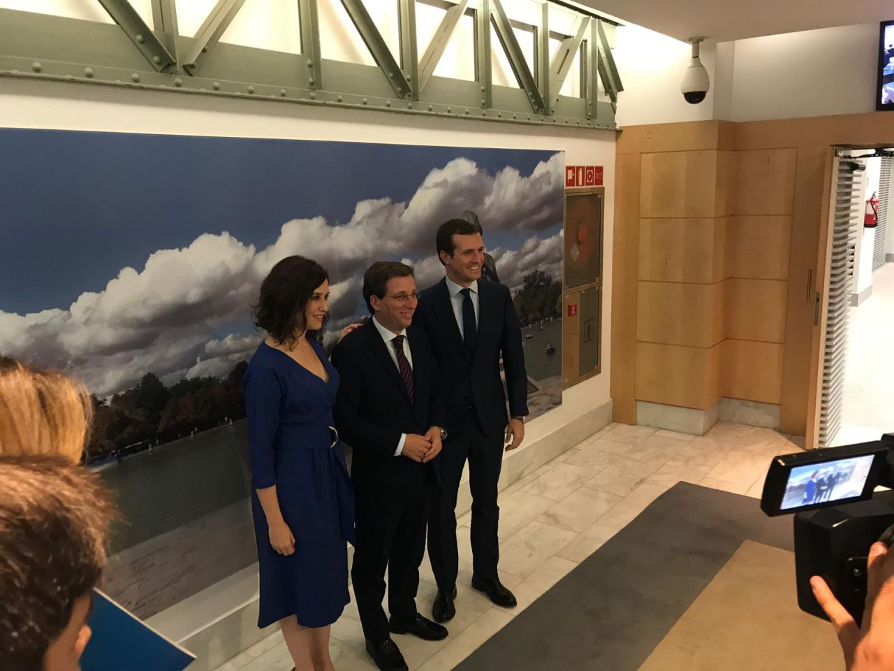 La candidata autonómica y el líder nacional del PP, Isabel Díaz Ayuso y Pablo Casado, han arropado a Almeida en su ascenso a la Alcaldía.