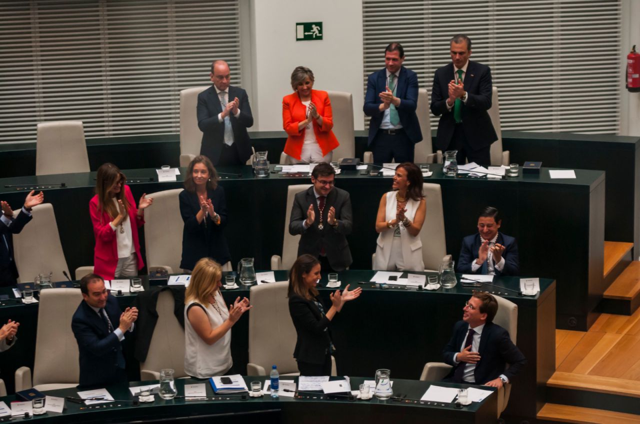 Aplauso del hemiciclo al nuevo alcalde, Martínez-Almeida