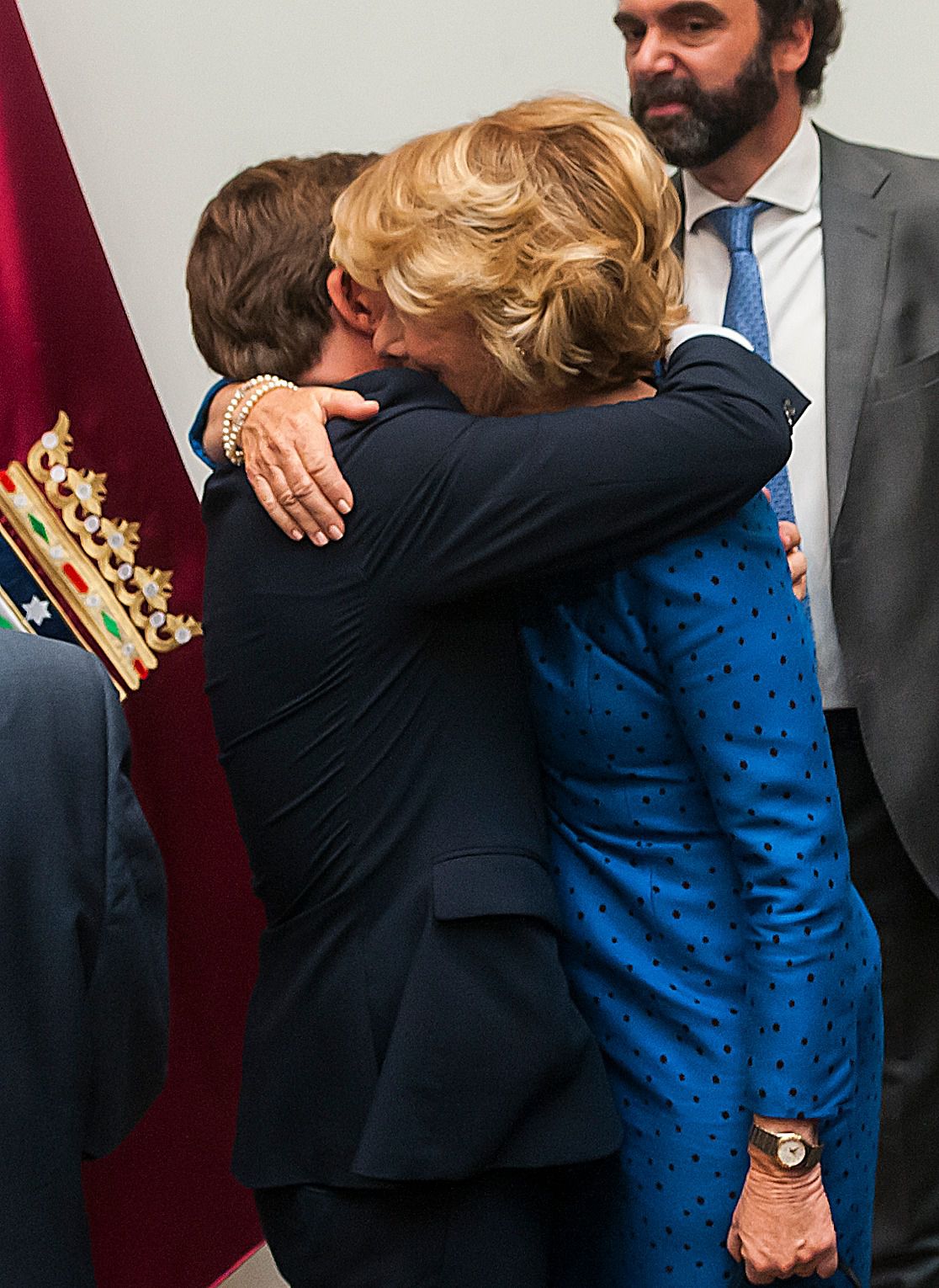José Luis Martínez-Almeida se abraza con Esperanza Aguirre